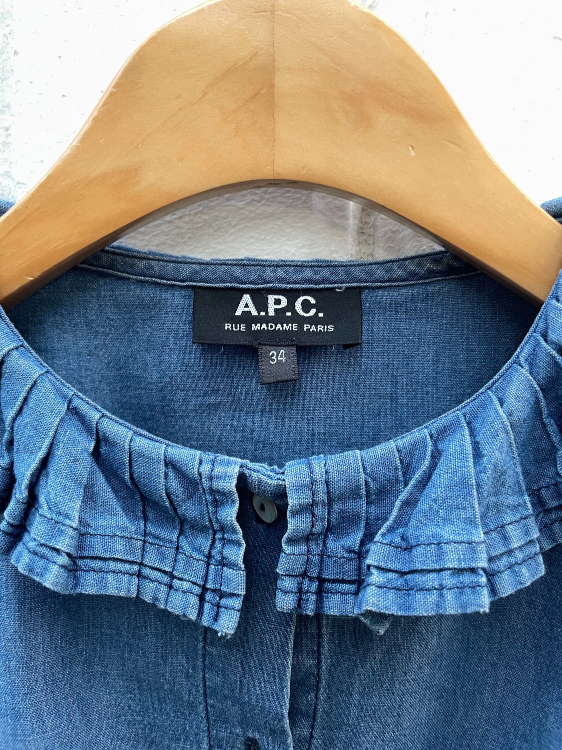 아페쎄 데님 셔츠 프릴 카라 무지 암핏 절개 디테일 레귤러핏 블루 상품이미지3