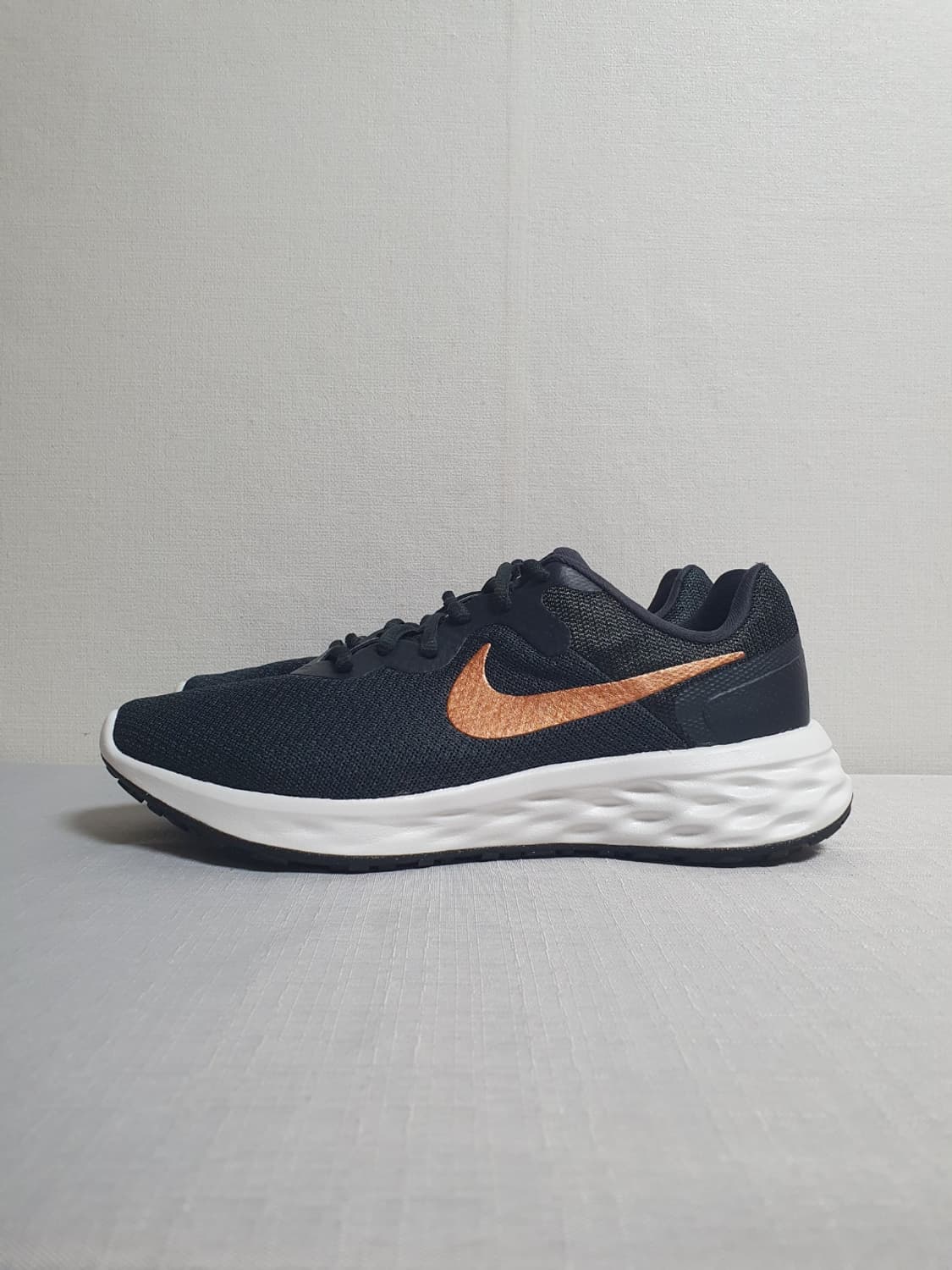 나이키 레볼루션6 다크스모크 그레이 NN 메탈릭코퍼 250mm 상품이미지3