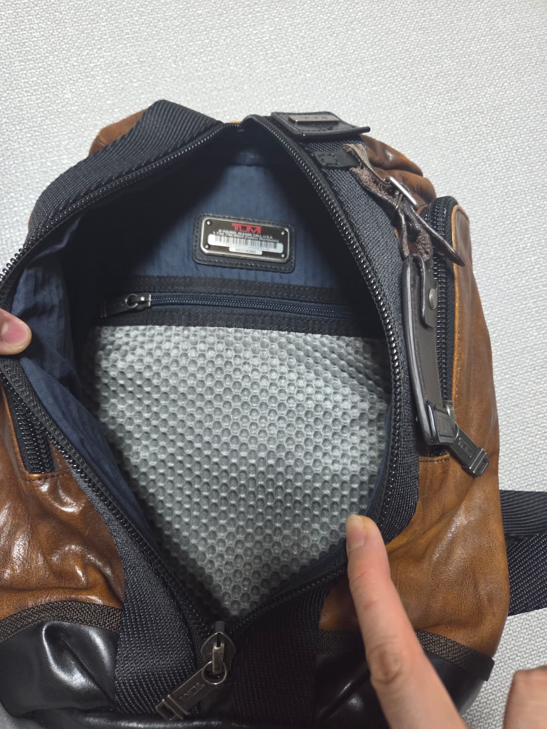 TUMI 투미 슬링백 팝니다 상품이미지4