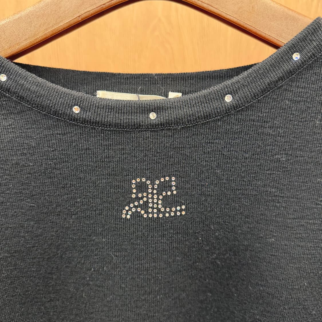 꾸레쥬 라운드넥 울 니트 큐빅 로고 장식 넥라인 디테일 루즈핏 블랙 상품이미지6