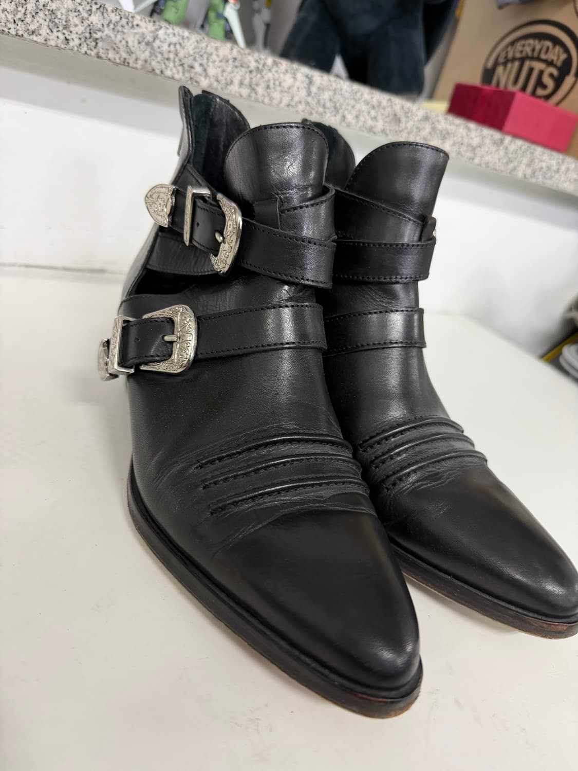 정품) 더쿠플스 한섬 여성 가죽 버클 장식 앵클 부츠 37 상품이미지3