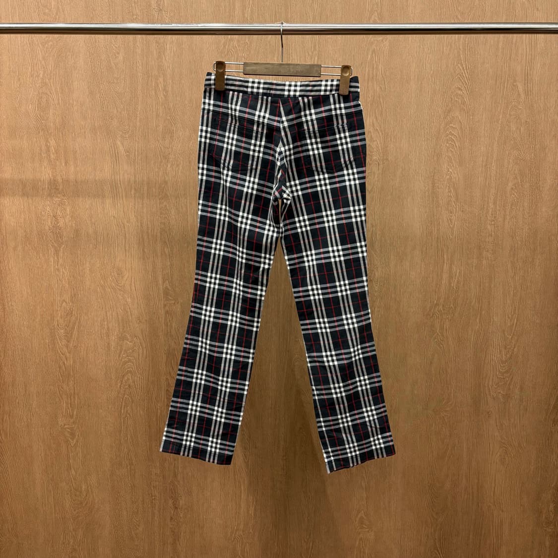 버버리 런던 노바 체크 스트레이트 팬츠 플랩 포켓 백 포켓 디테일 블랙 상품이미지3