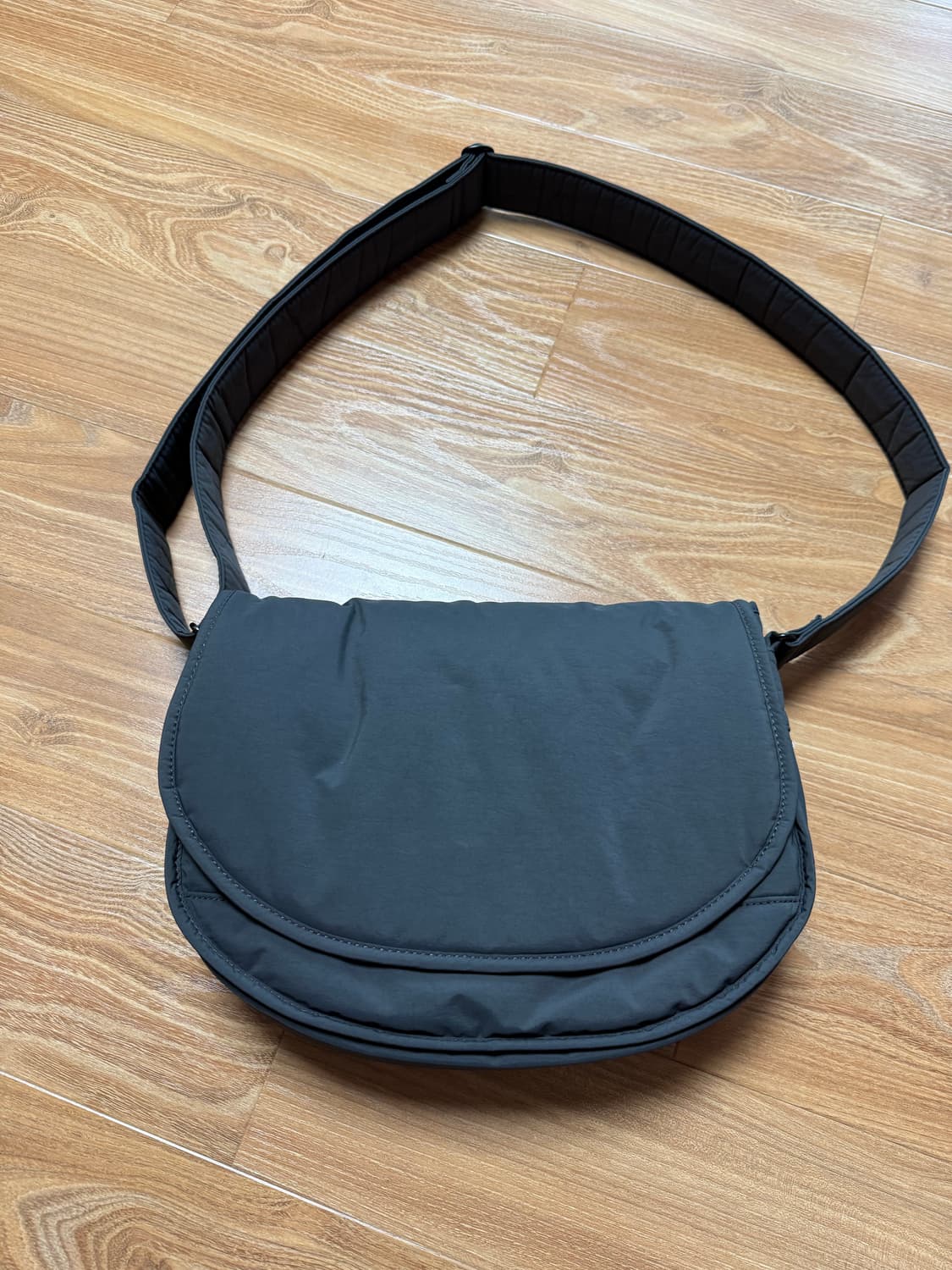 마지언타이틀 스몰 러너스백 상품이미지1