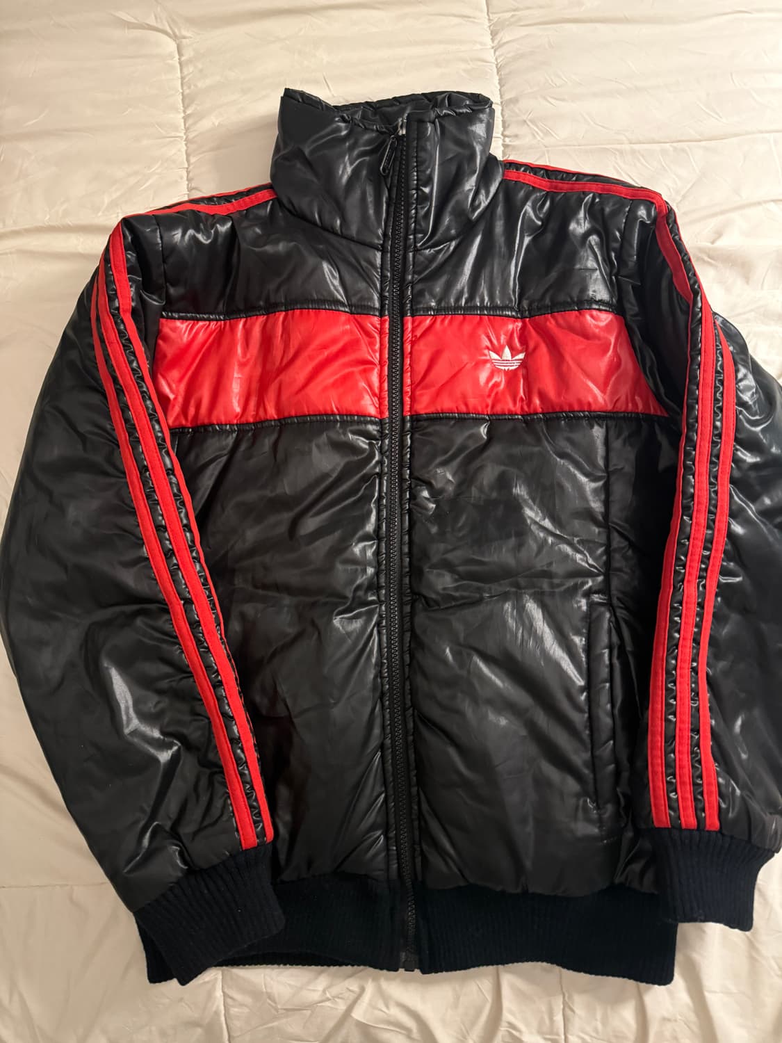 아디다스 빅로고 검빨 유광 패딩 상품이미지2
