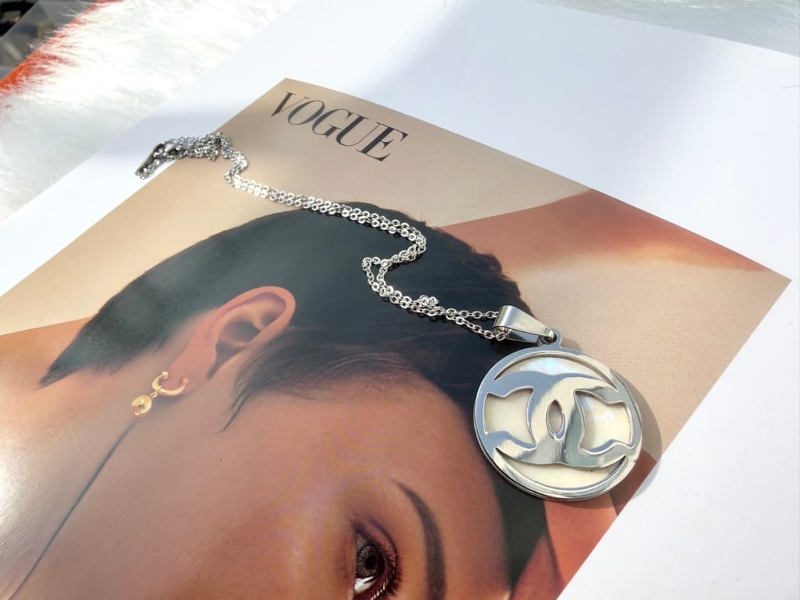 샤넬 실버 포인트 원형 로고 목걸이 상품이미지6