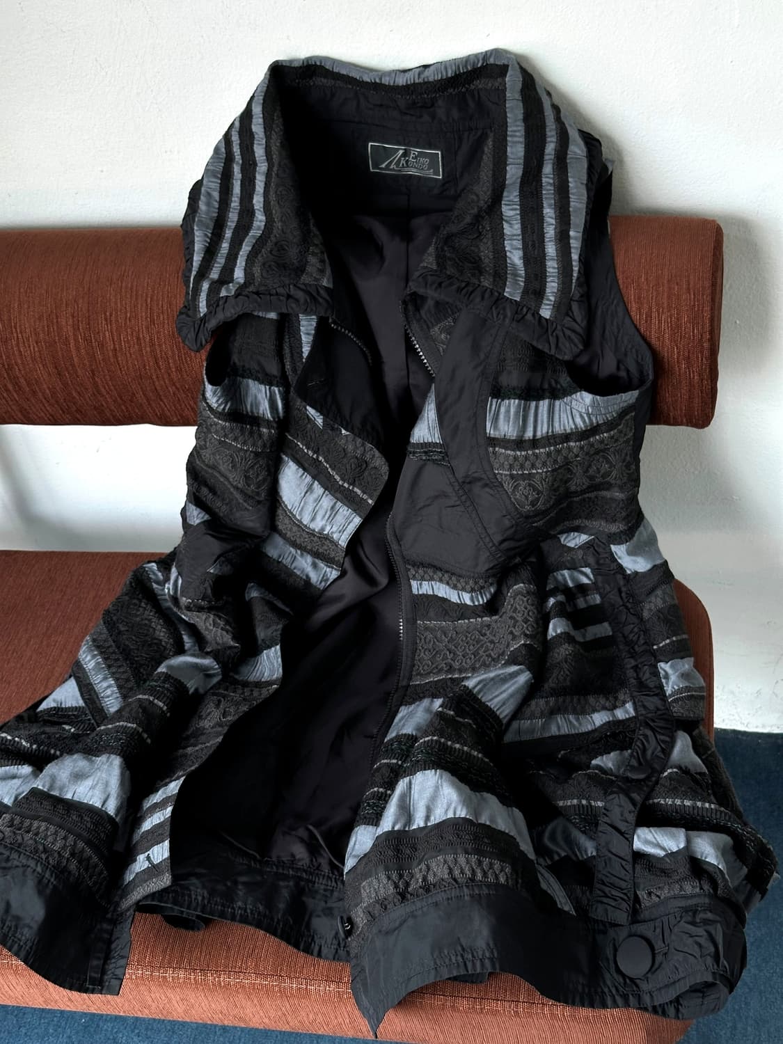 Panel design over silhouette design vest 상품이미지1