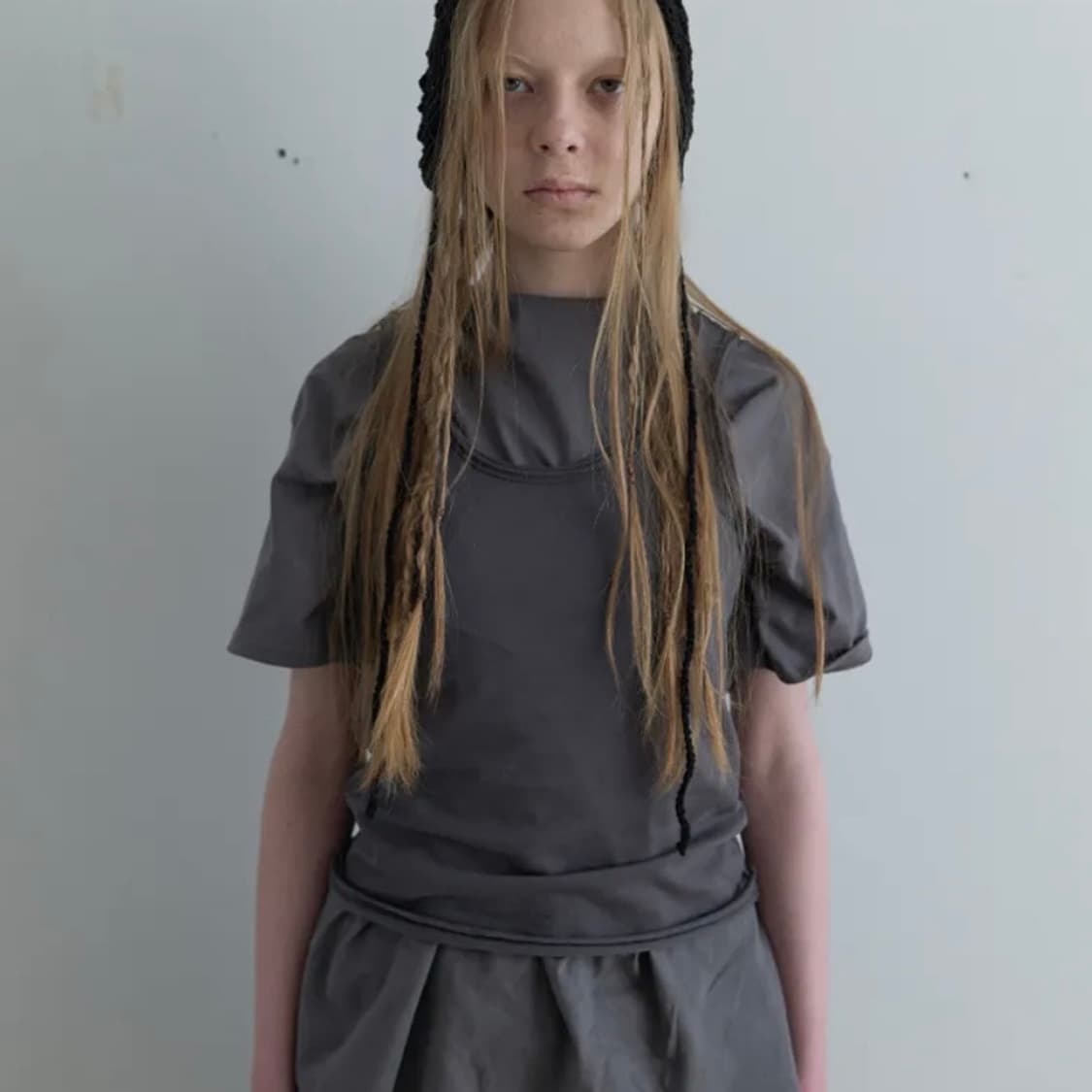 낫띵에브리띵 RAW DETAIL SLEEVELESS 슬리브리스 차콜 상품이미지1