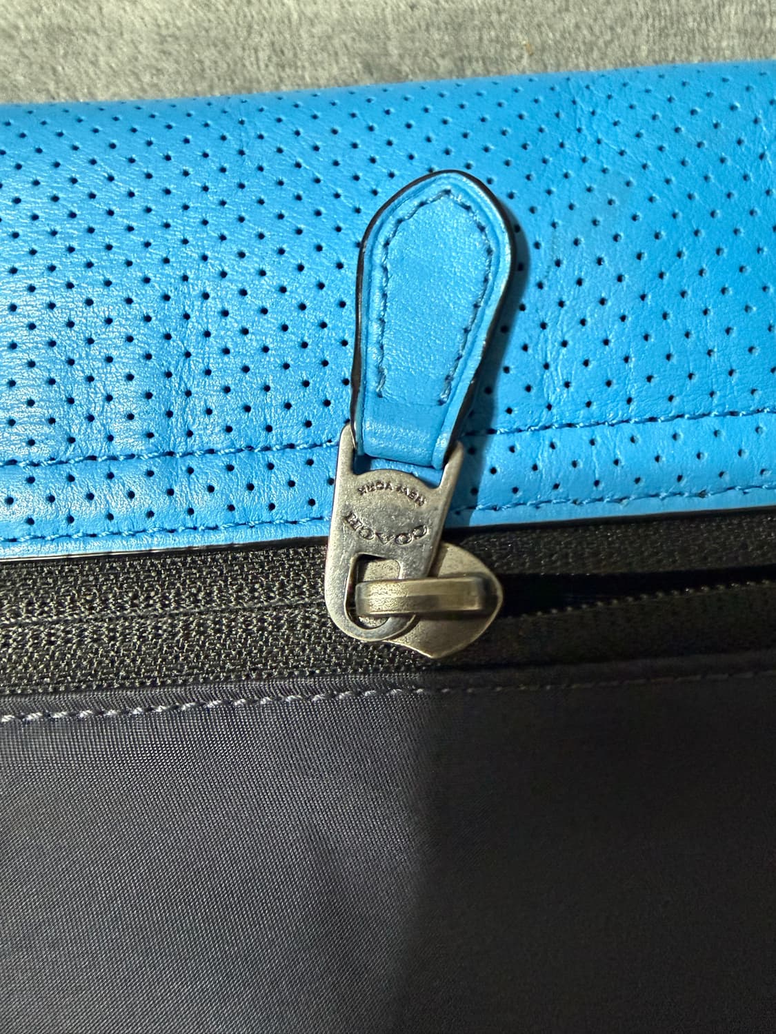 코치 설리반 퍼포레이티드 레더 메신저백 (네이비/블루) 상품이미지8