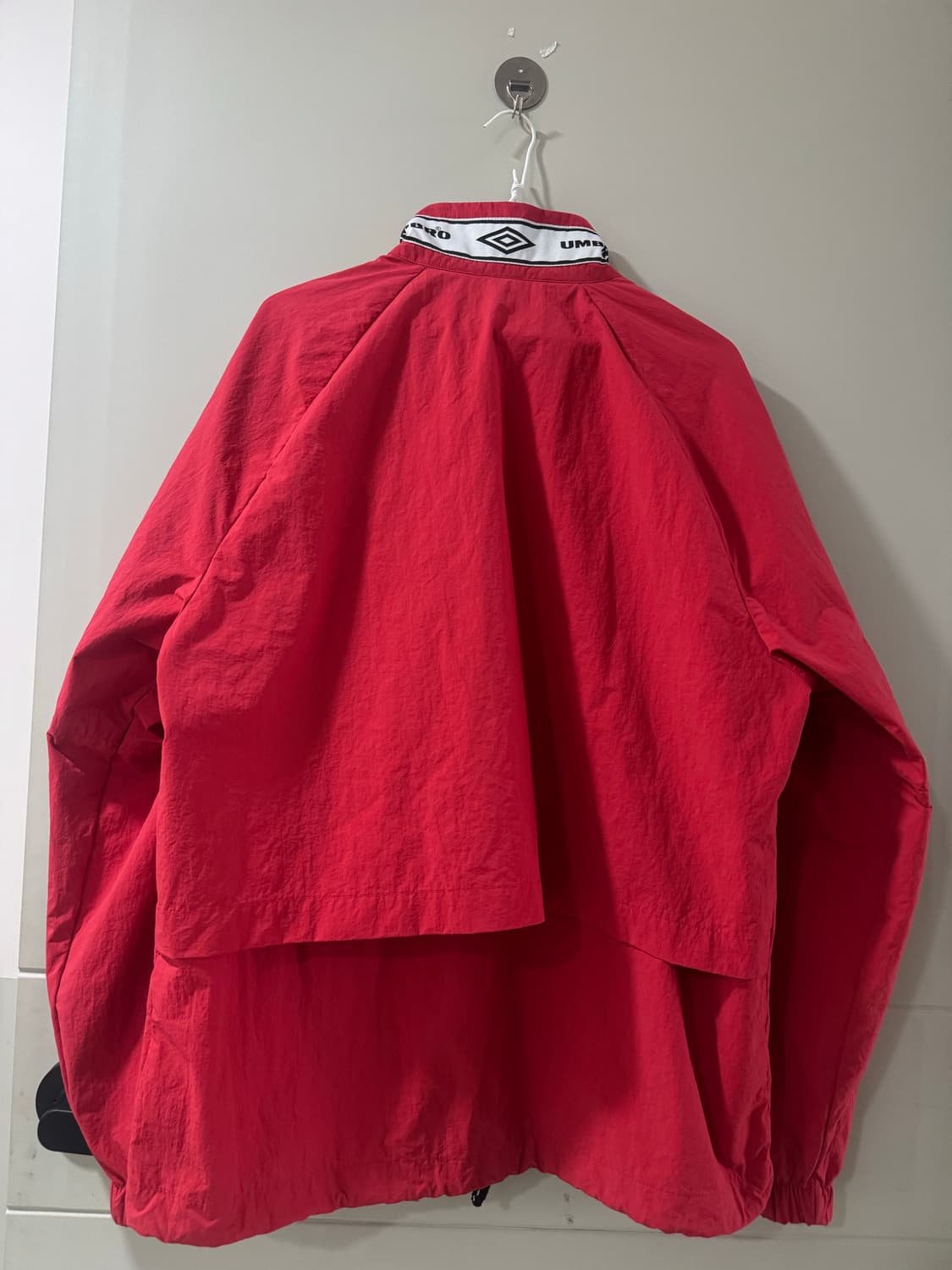 엄브로 멀티로고 우븐 바람막이  상품이미지3