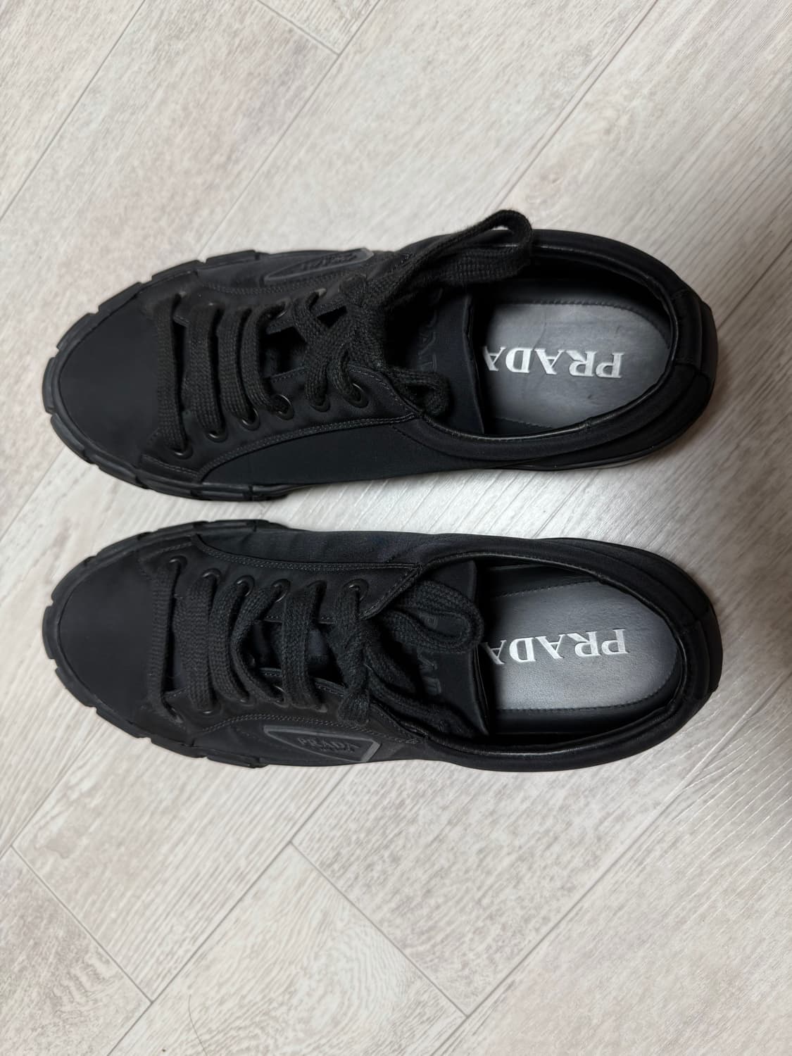     프라다 나일론 개버딘 트라이앵글 로고 스니커즈 상품이미지2