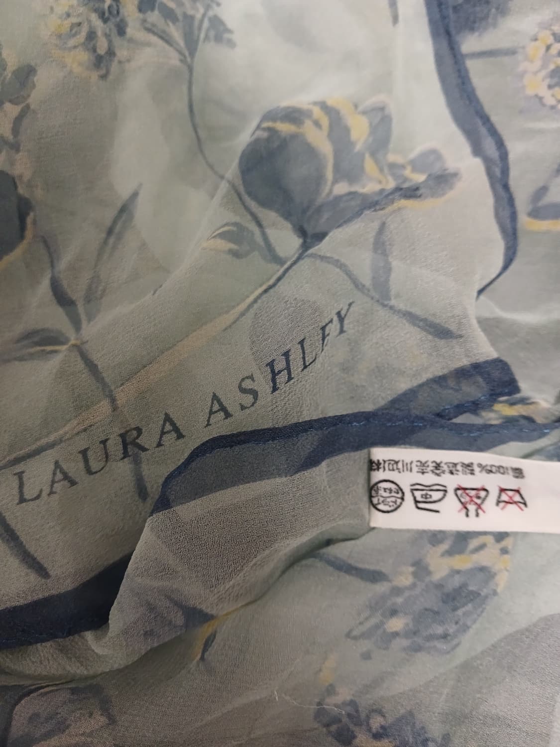 로라 애슐리 블루플라워 실크스카프  상품이미지2