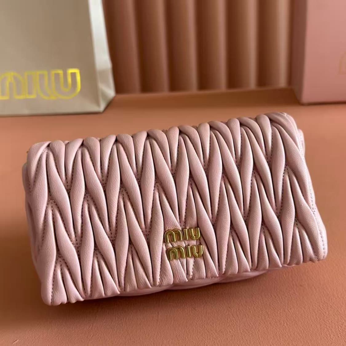 미우 미우 마테라쎄 나파 가죽 미니백 상품이미지2
