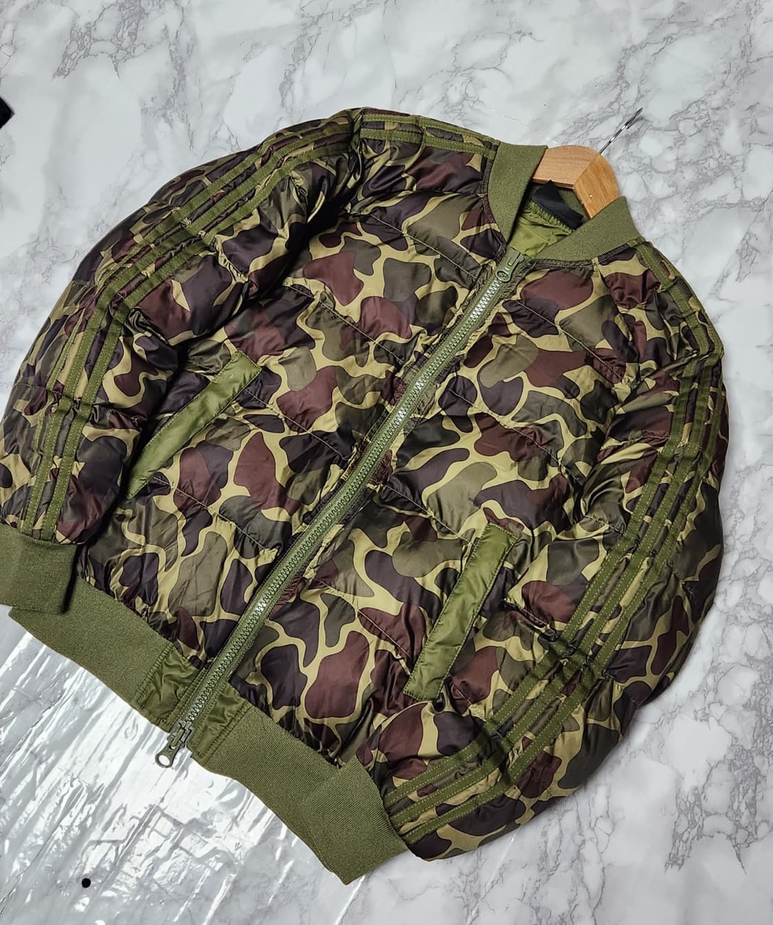 아디다스 오리지널스 x 퍼렐 휴 하이킹 카모 패딩 자켓 상품이미지3