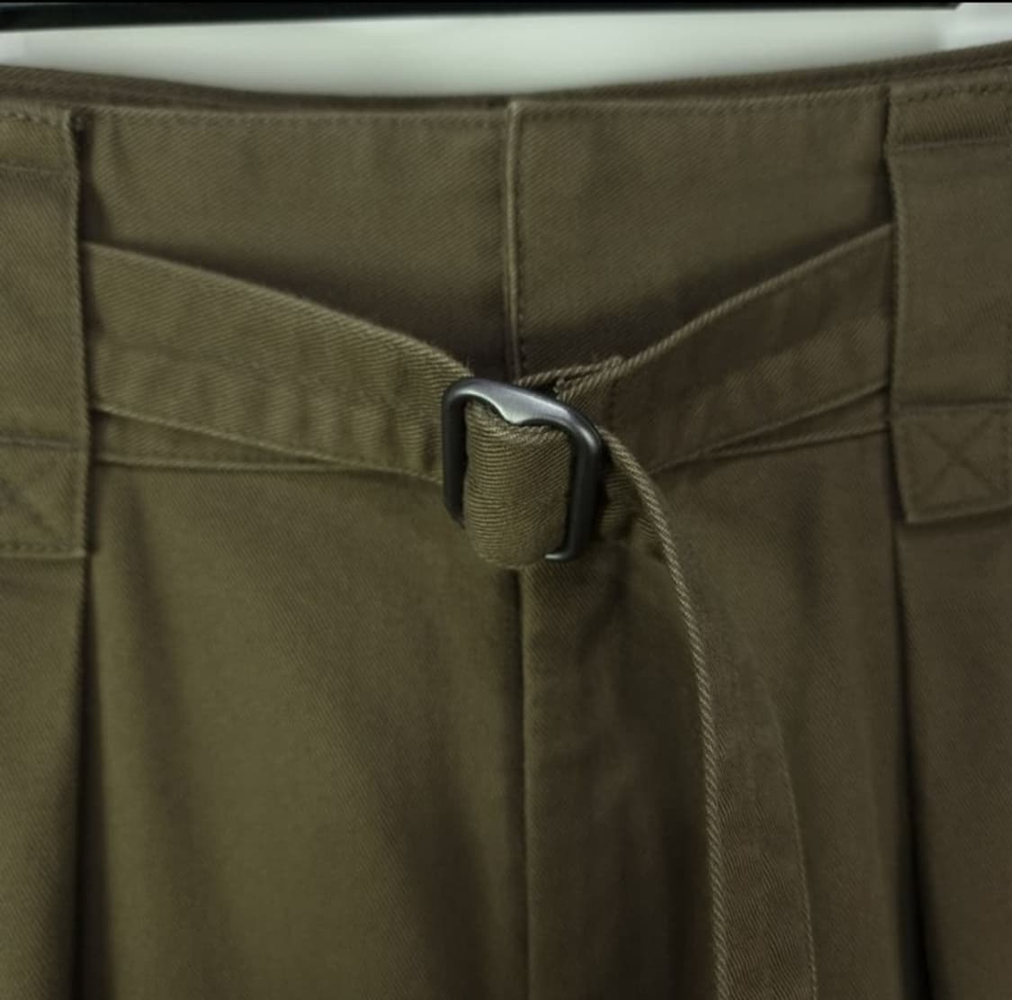 [유니클로 U 르메르] 루즈 핀턱 벵티드 팬츠 올리브 M18816 상품이미지6