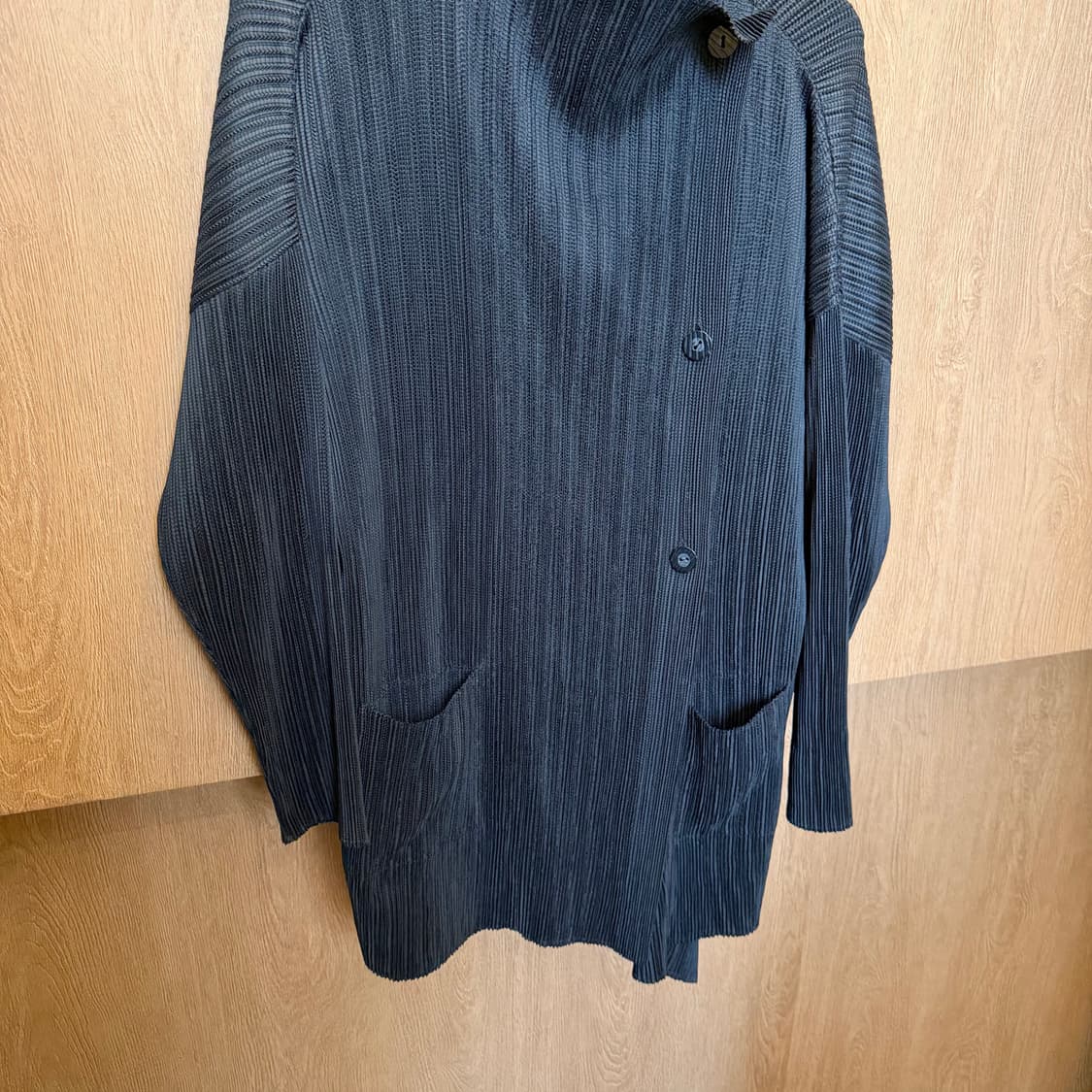 빈티지 하이넥 플리츠 롱 가디건 언발란스 랩 버튼 디테일 루즈핏 블랙 상품이미지4