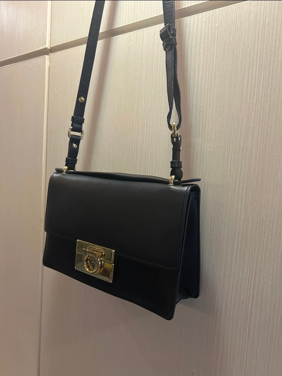 페레가모 간치니 블랙 숄더백 상품이미지3