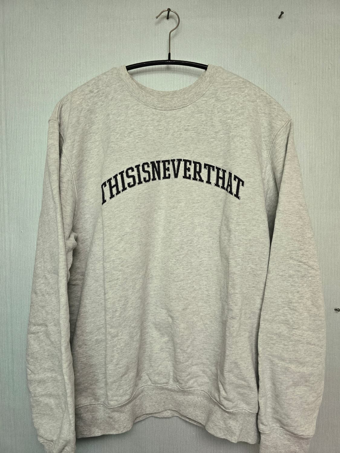 [L] thisisneverthat 디네댓 로고 맨투맨 그레이 상품이미지5