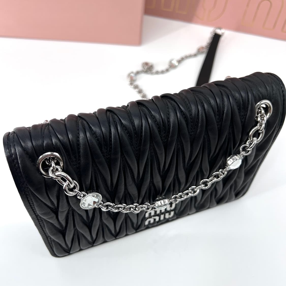 미우미우 마테라쎄 나파 레더 체인 숄더백 블랙 (5BP065) 상품이미지6