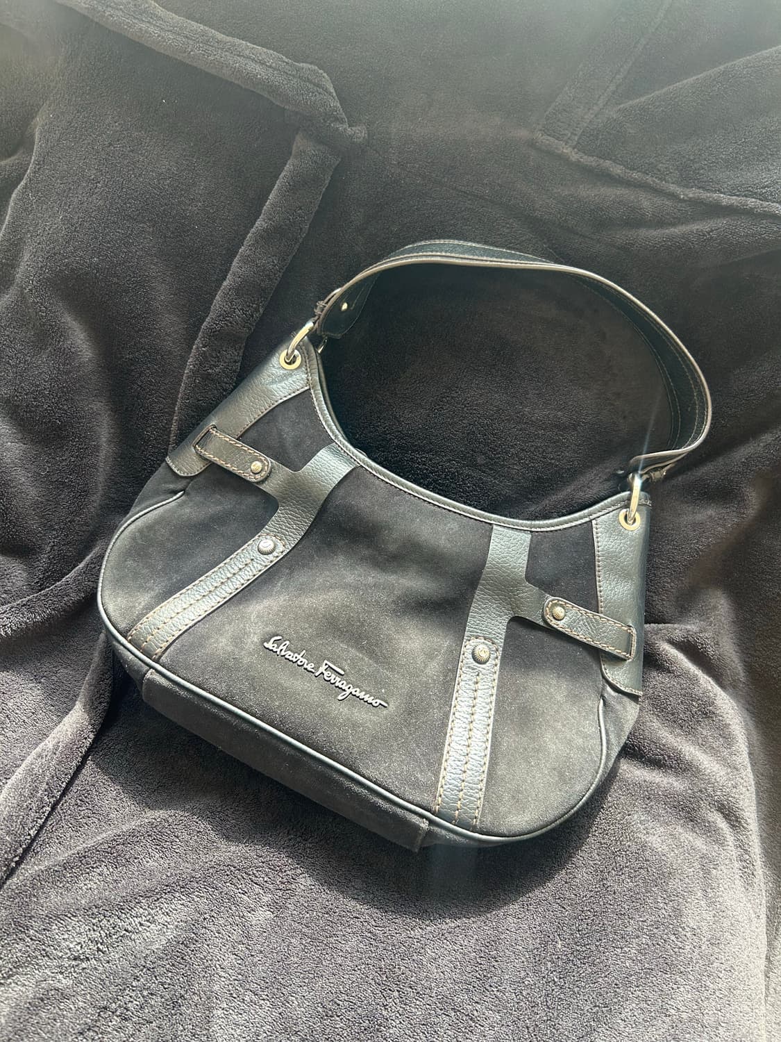 거의새상품🩶!!)) 페라가모 블랙 스웨이드 호보백 상품이미지1