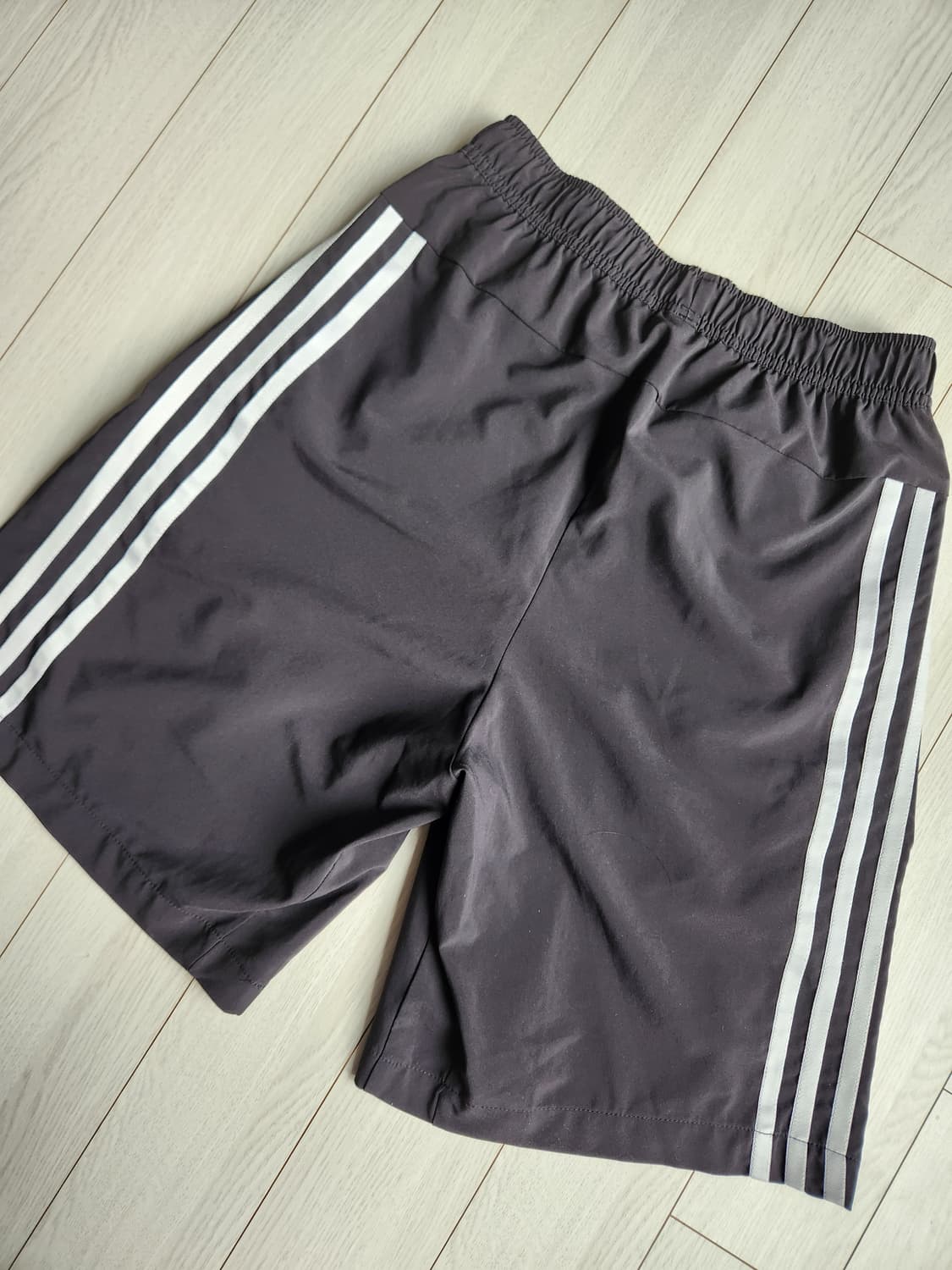 새상품급)아디다스 쇼트 러닝반바지 사이즈S

블랙이라 실제로보면 잘안보이 상품이미지10