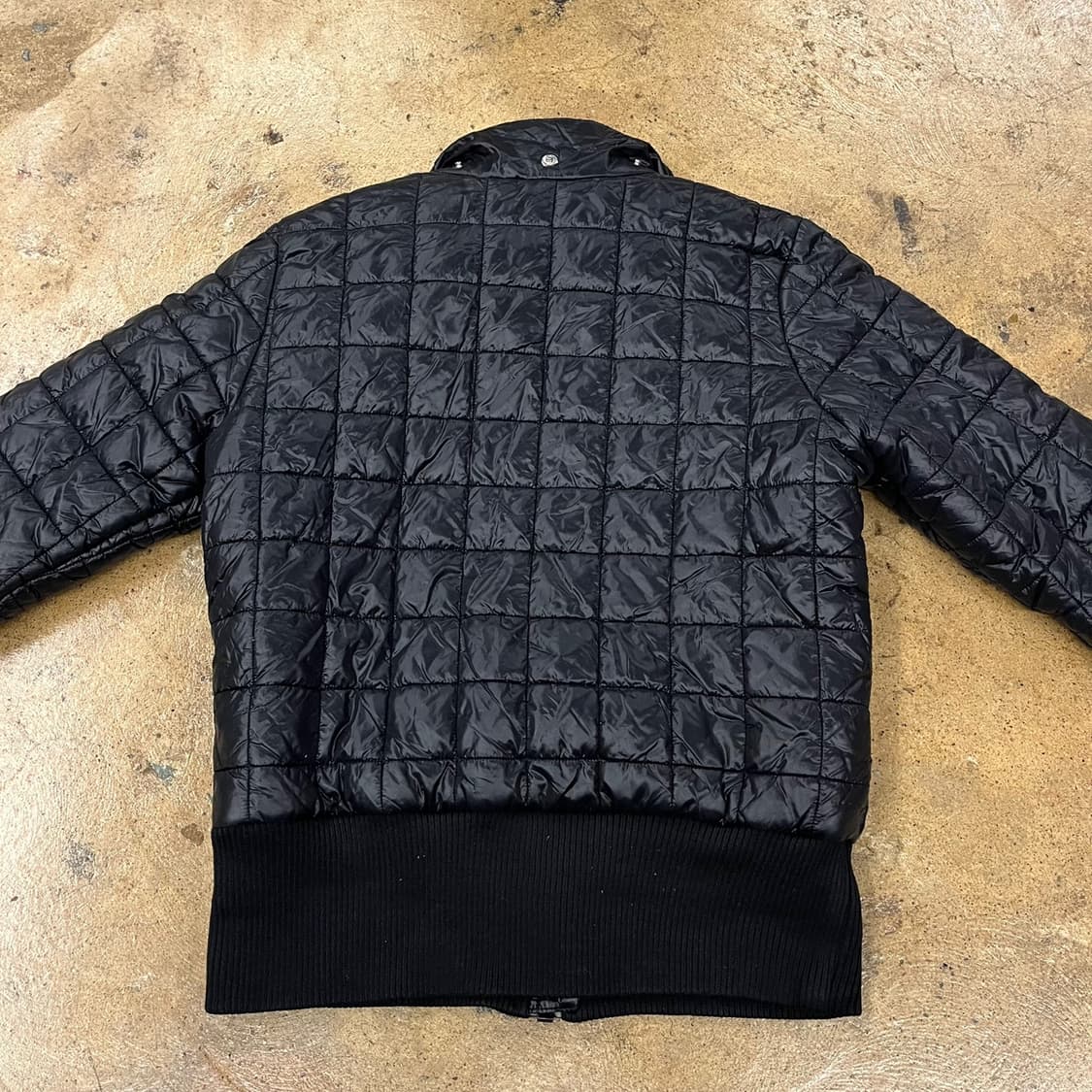 아디다스 블랙 실버 퀄팅 경량 숏패딩 95 상품이미지4