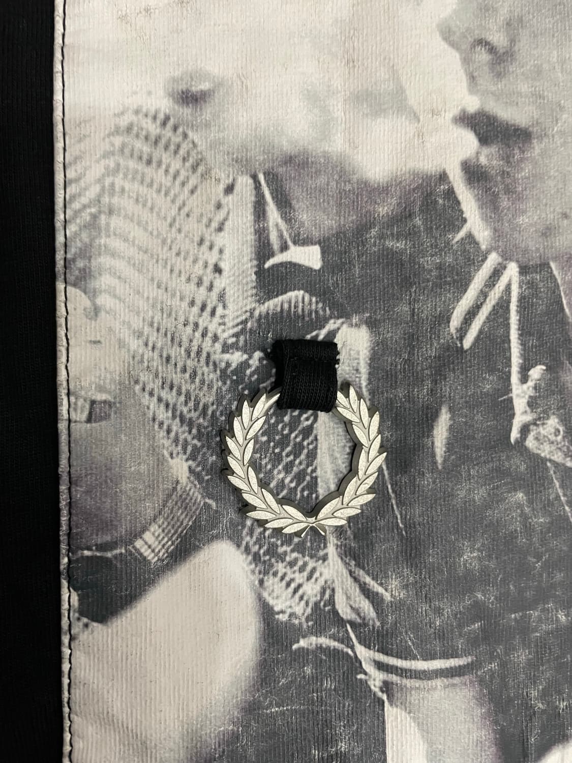 라프시몬스 X 프레드페리 숄더 프린트 반팔 티셔츠 블랙 상품이미지4