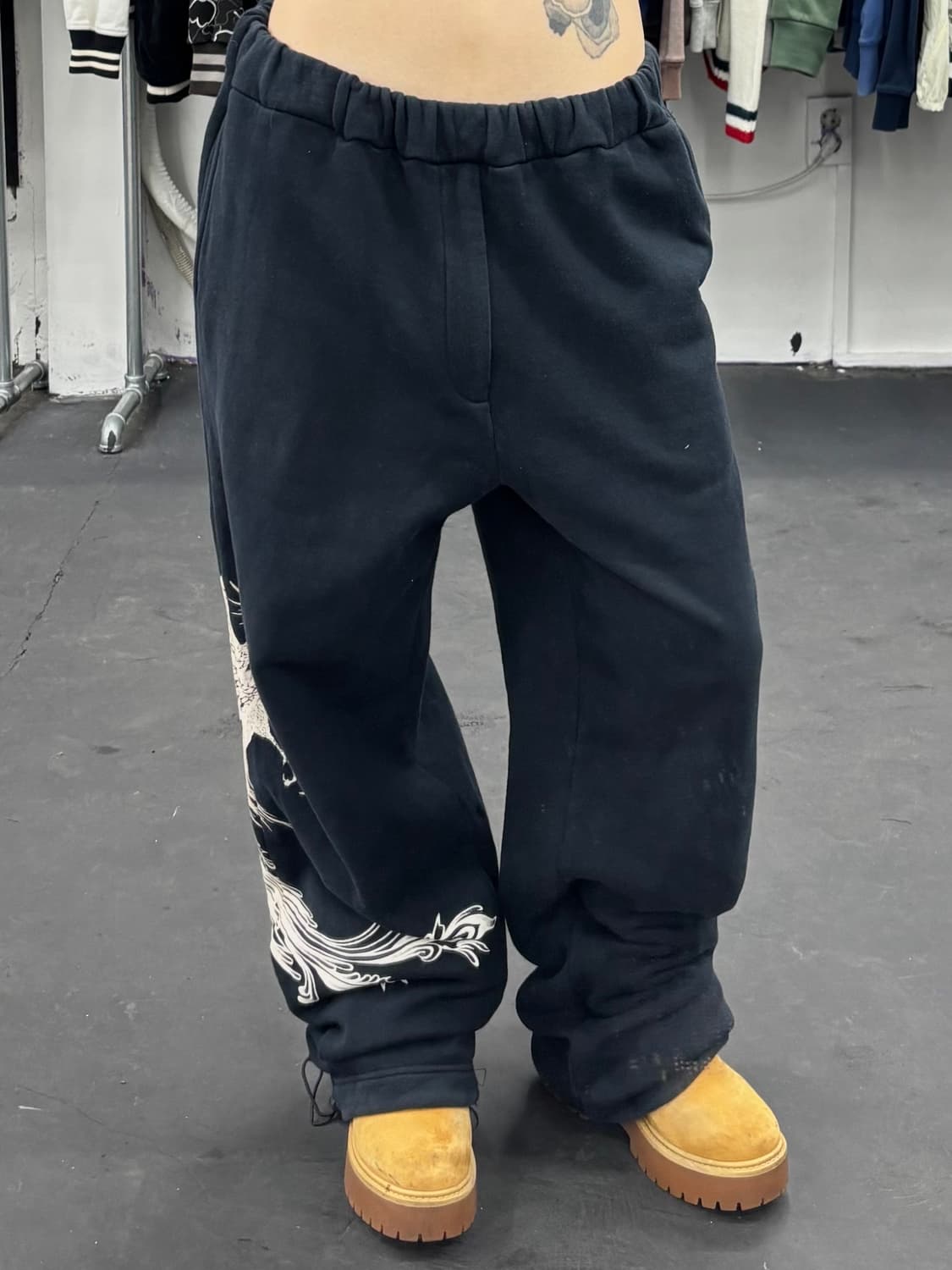 카라쿠리 타마시 오리엔탈 자수 스웻팬츠 상품이미지3