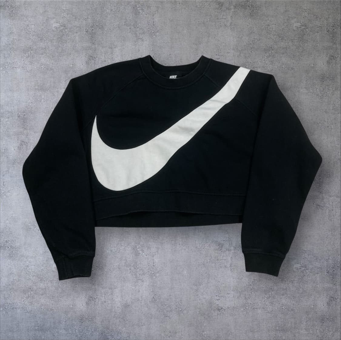 나이키 블랙 컬러 빅 스우시 로고 크롭 맨투맨 상품이미지1