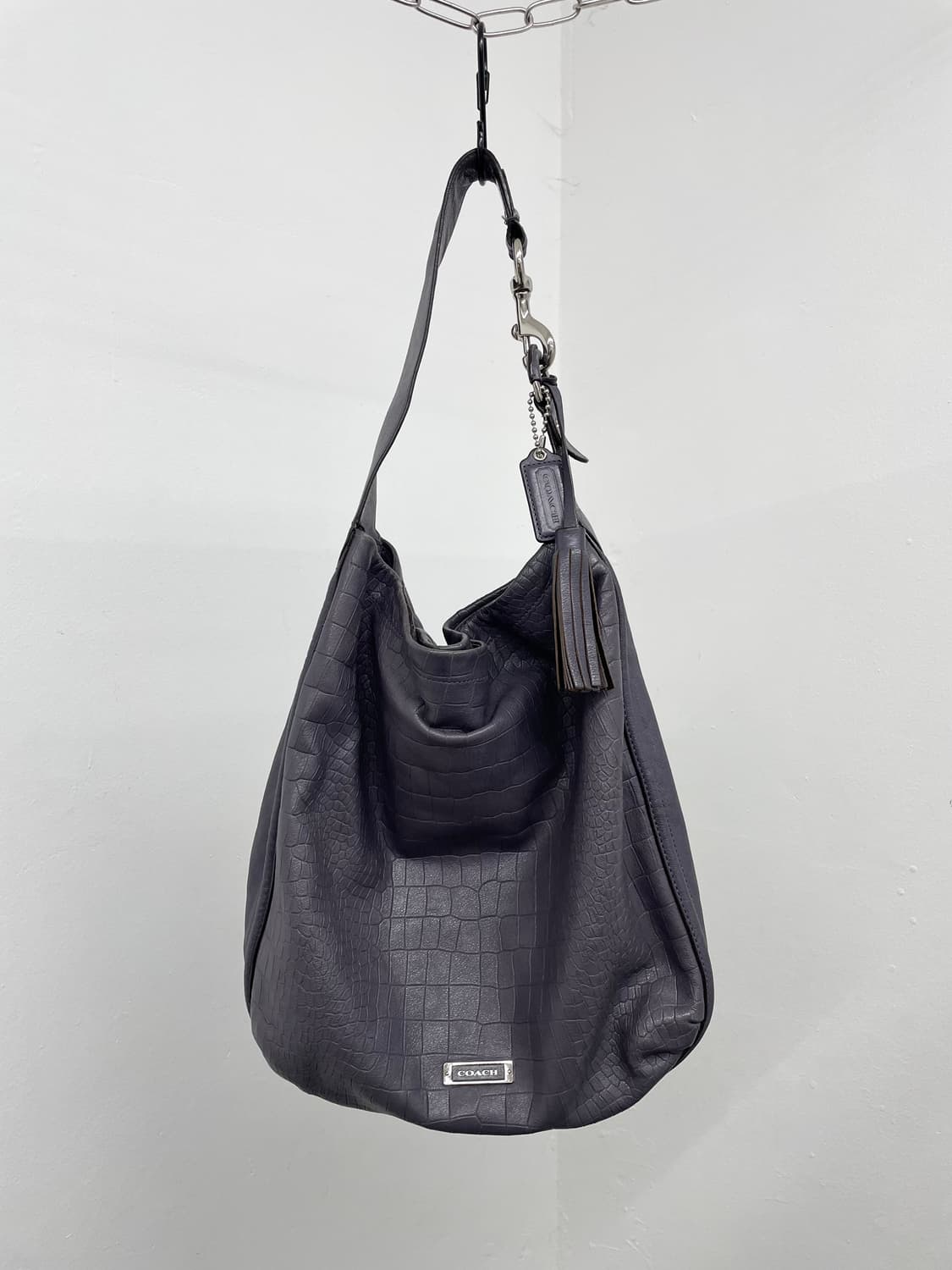 코치 레더 로고 태슬 호보백 상품이미지1