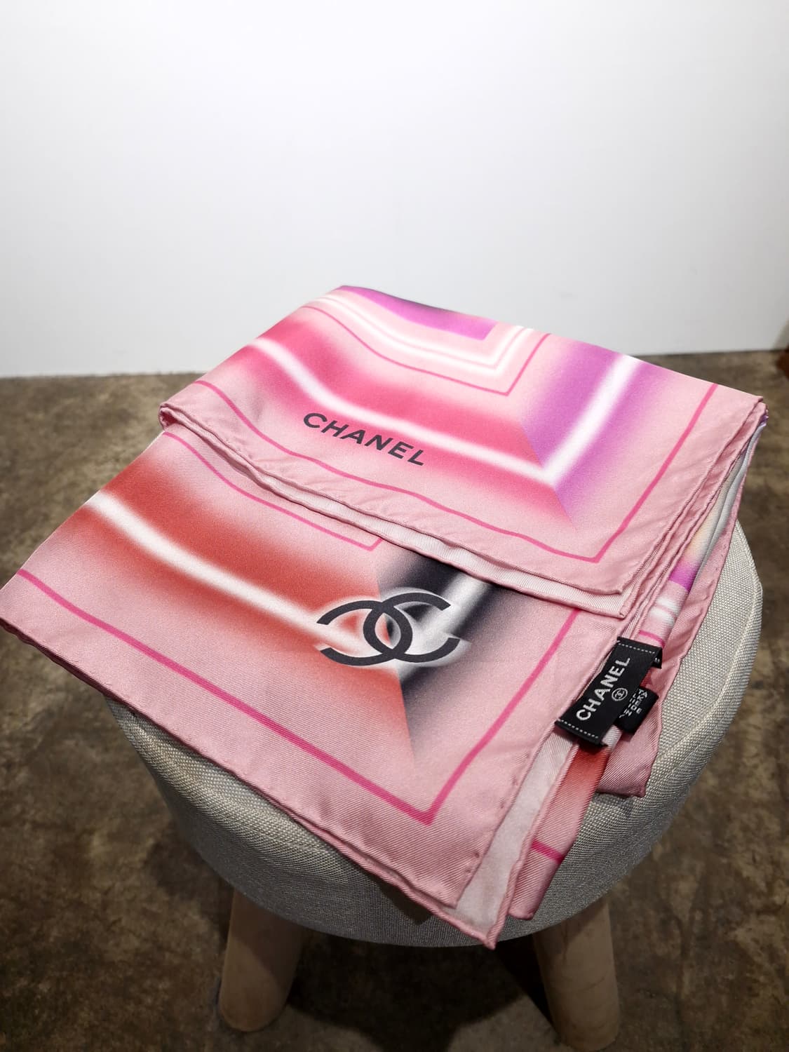 CHANEL 샤넬 실크 스카프 네온핑크(90x90) 상품이미지3