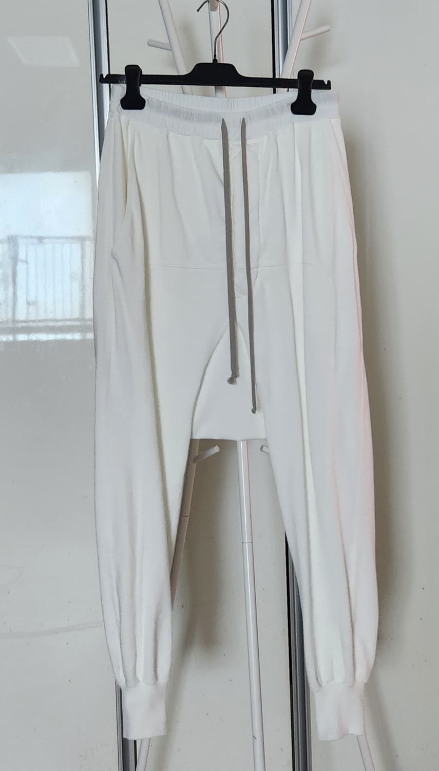 릭오웬스 SS24 프리즈너 드로우스트링 밀크 RIG 

​

XS사이즈 상품이미지1