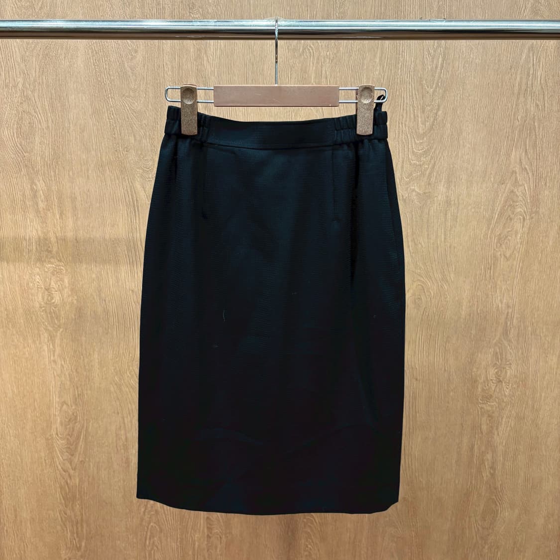 끌로에 H라인 클래식 미디 울 스커트 허리 밴딩 심플 슬릿 디테일 블랙 상품이미지2