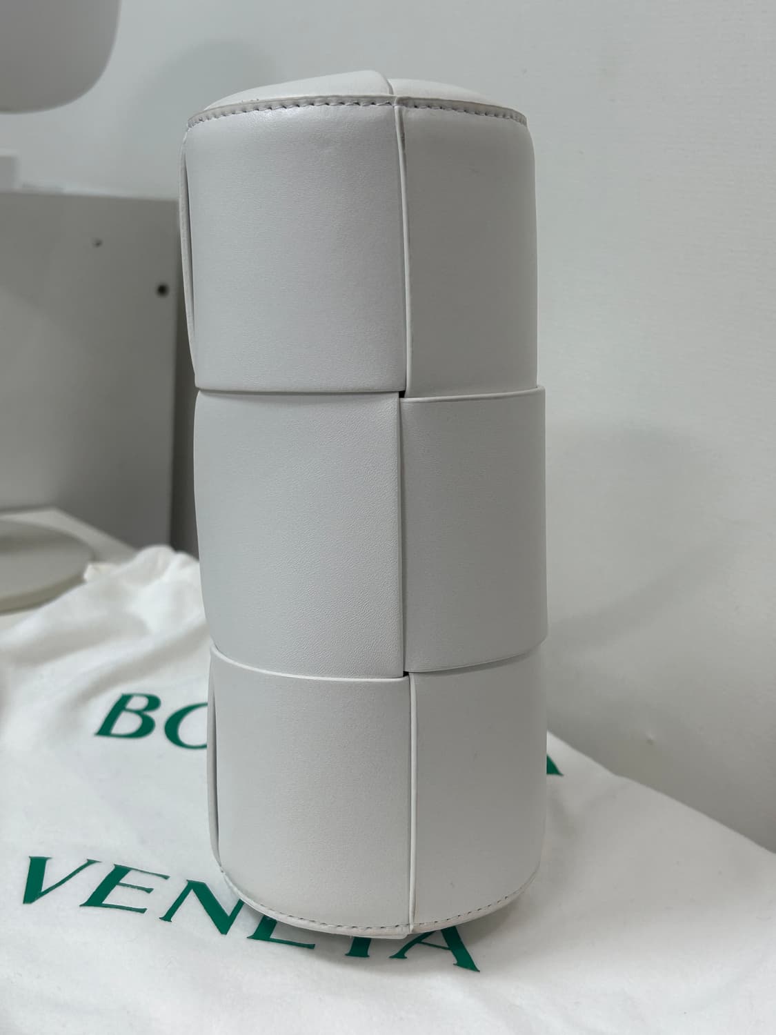 보테가 베네타 카네트 화이트 원통백 상품이미지6