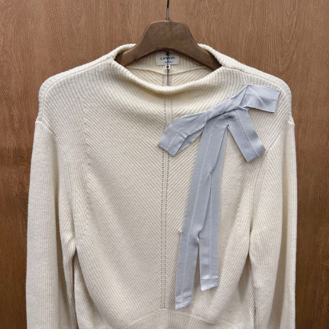 랑방 온 블루 하프넥 긴팔 울 니트 세로 립 블루 리본 디테일 아이보리 상품이미지4