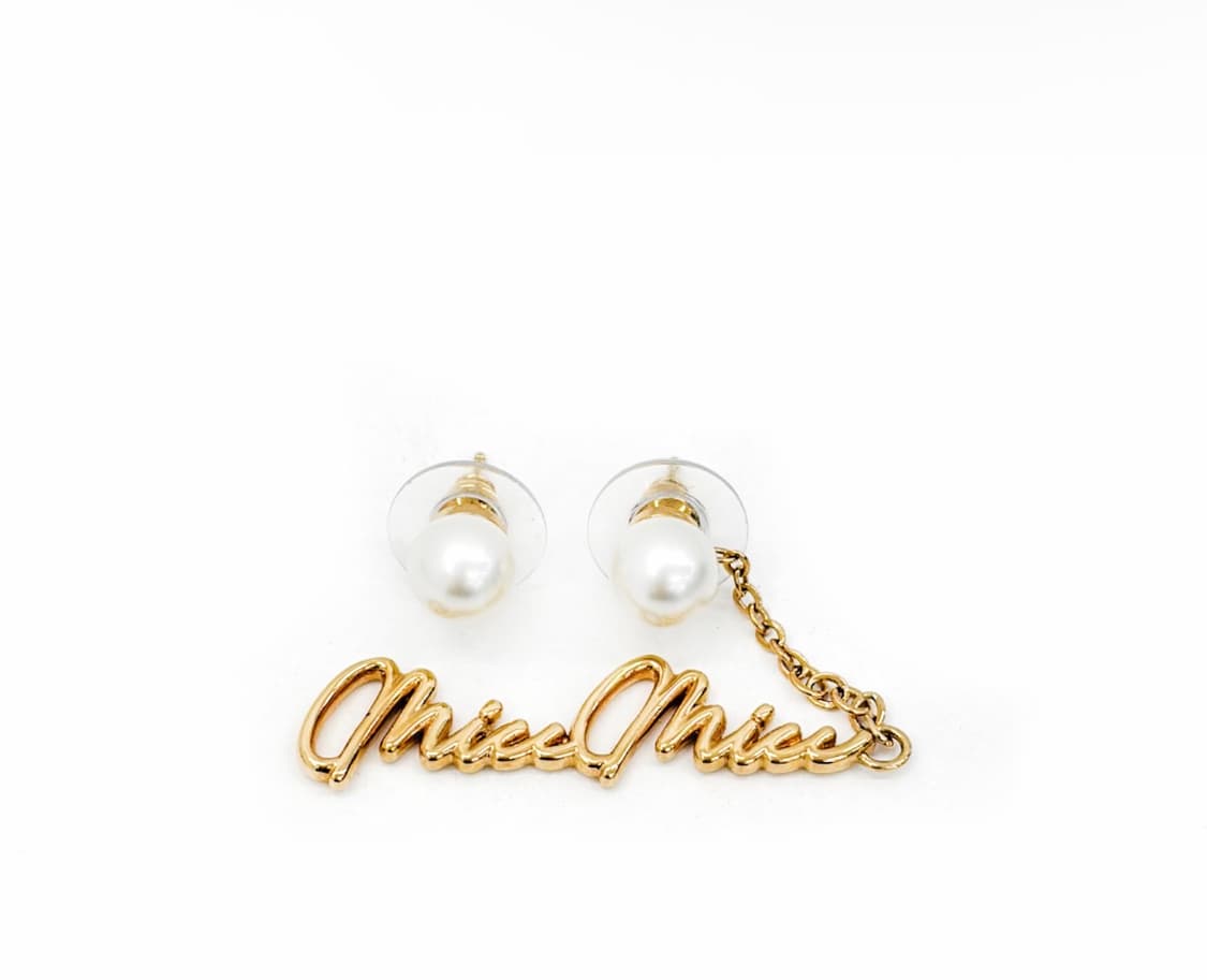[OS] 미우미우 여성 펄 진주 레터링 로고 체인 피어싱 이어링 귀걸이 상품이미지1