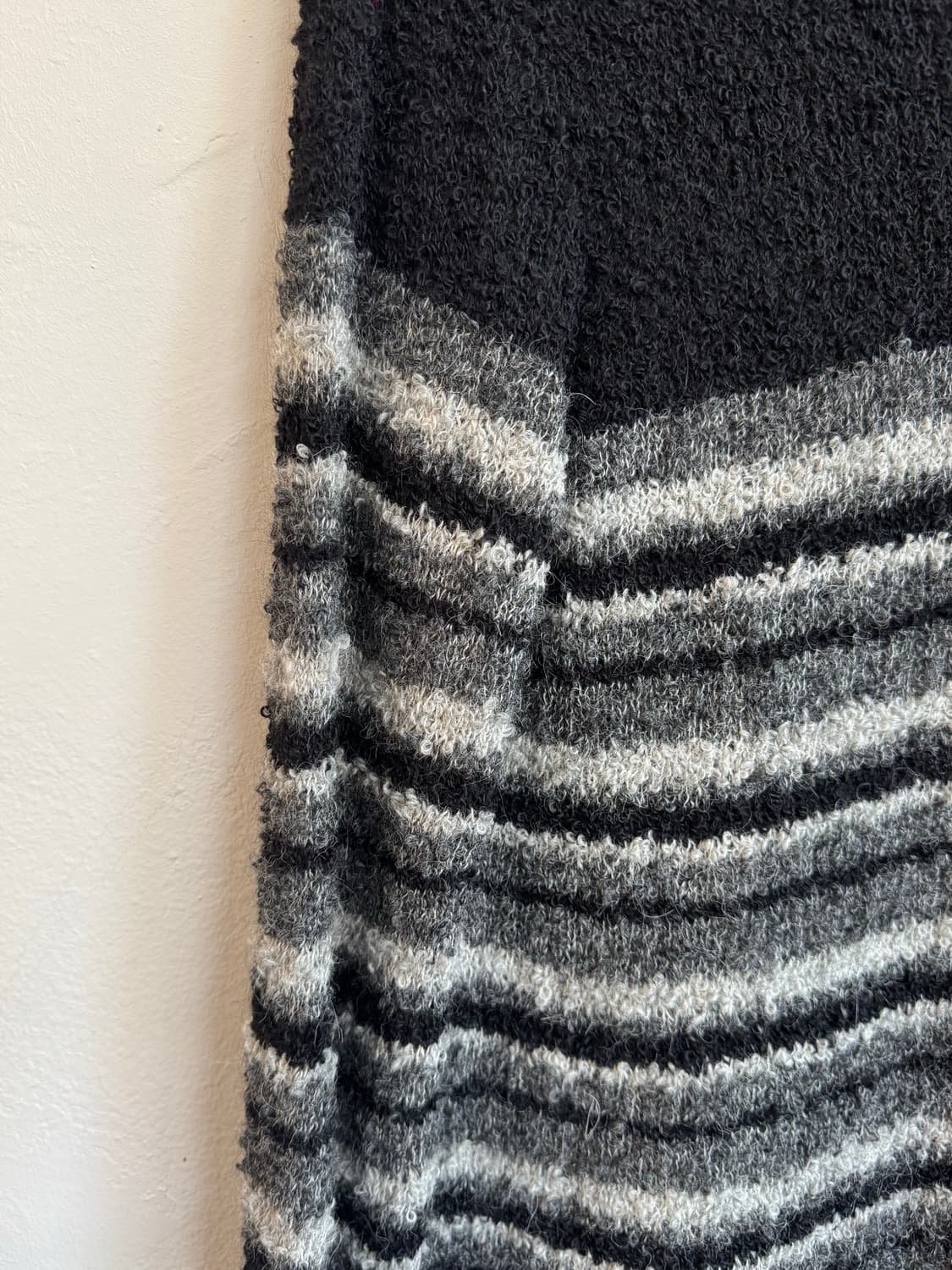 블랙&그레이 스트라이프 부클 니트 상품이미지4