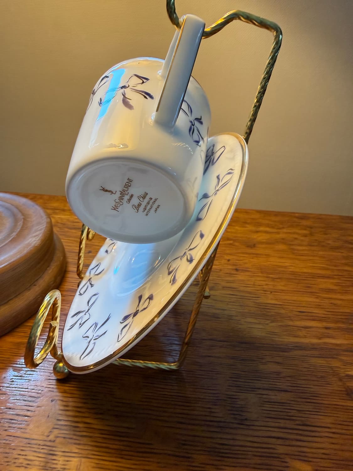 생 로랑(YSL)출시된 블루 리본 패턴 본차이나 찻잔 세트 상품이미지3