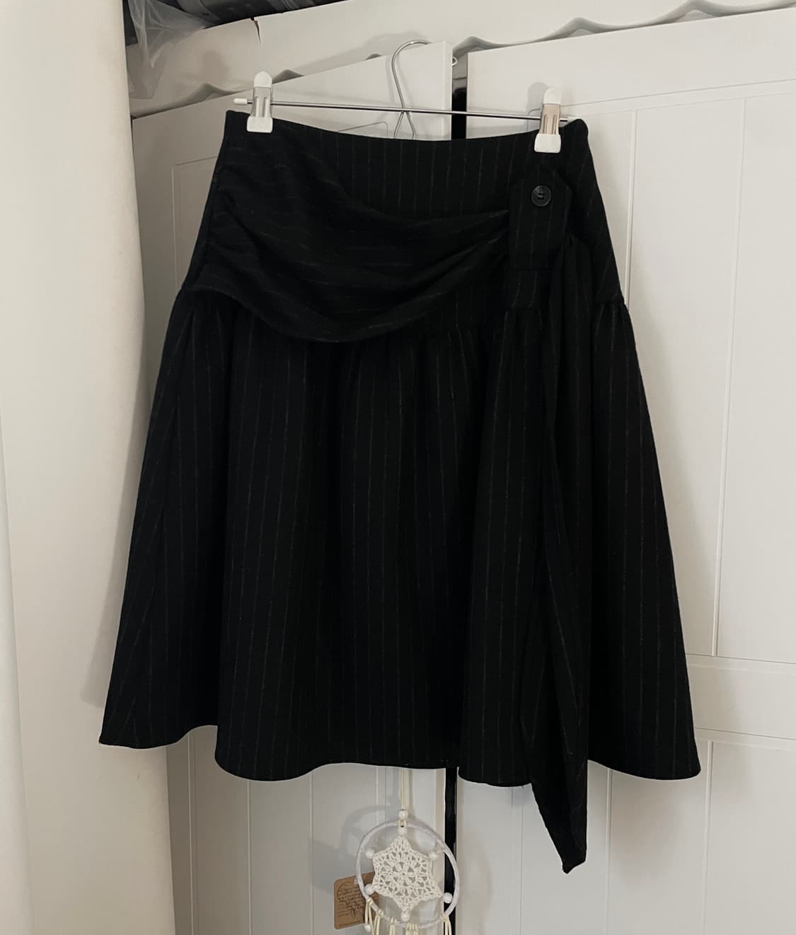 핀스트라이프 울 미디 스커트 블랙 상품이미지1