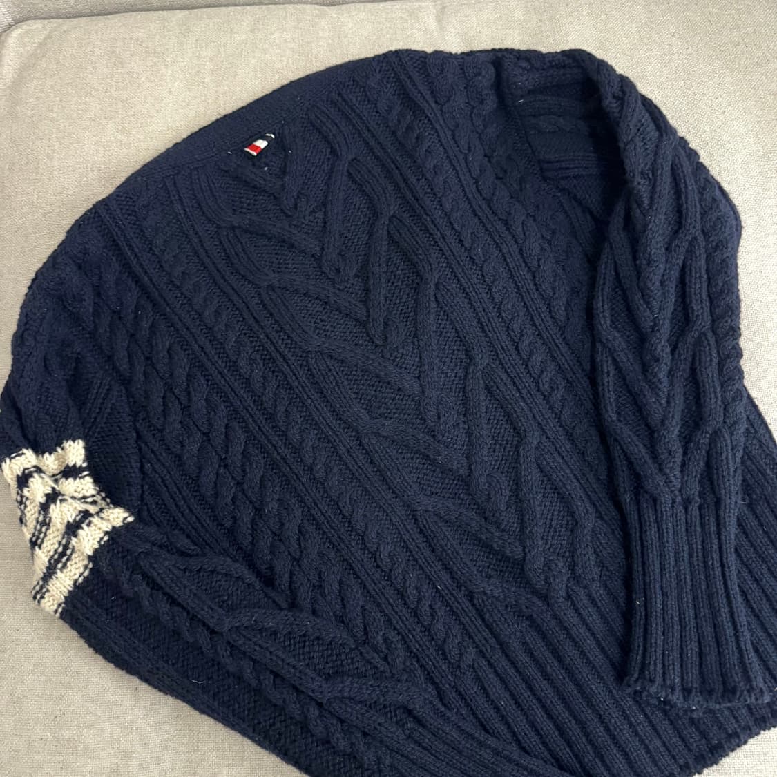톰브라운 가디건 아란케이블 니트사선 네이비 2 상품이미지3