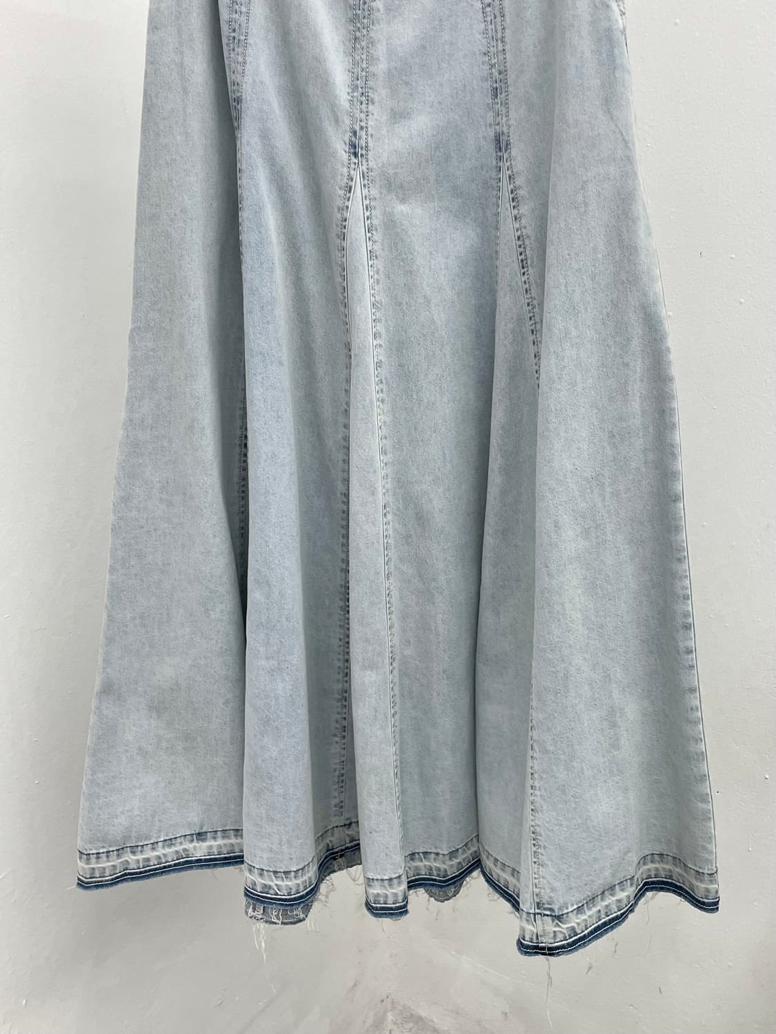 써스데이아일랜드 연청 디테일 롱 스커트 상품이미지6