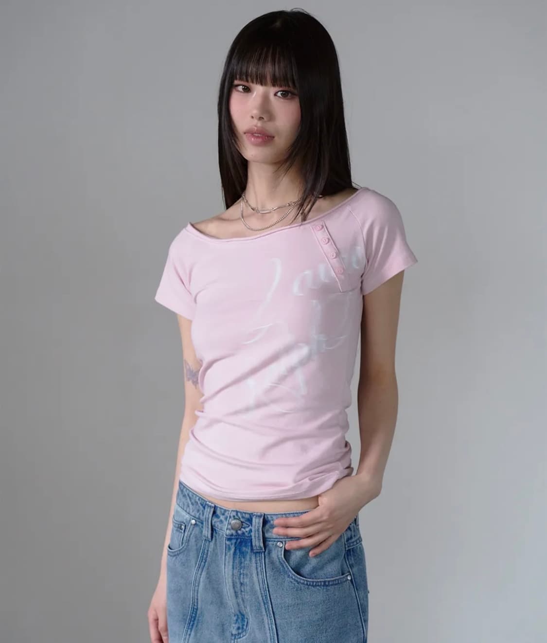 LETTERING ONE OFF SHOULDER SHORT SLEEVE  상품이미지3