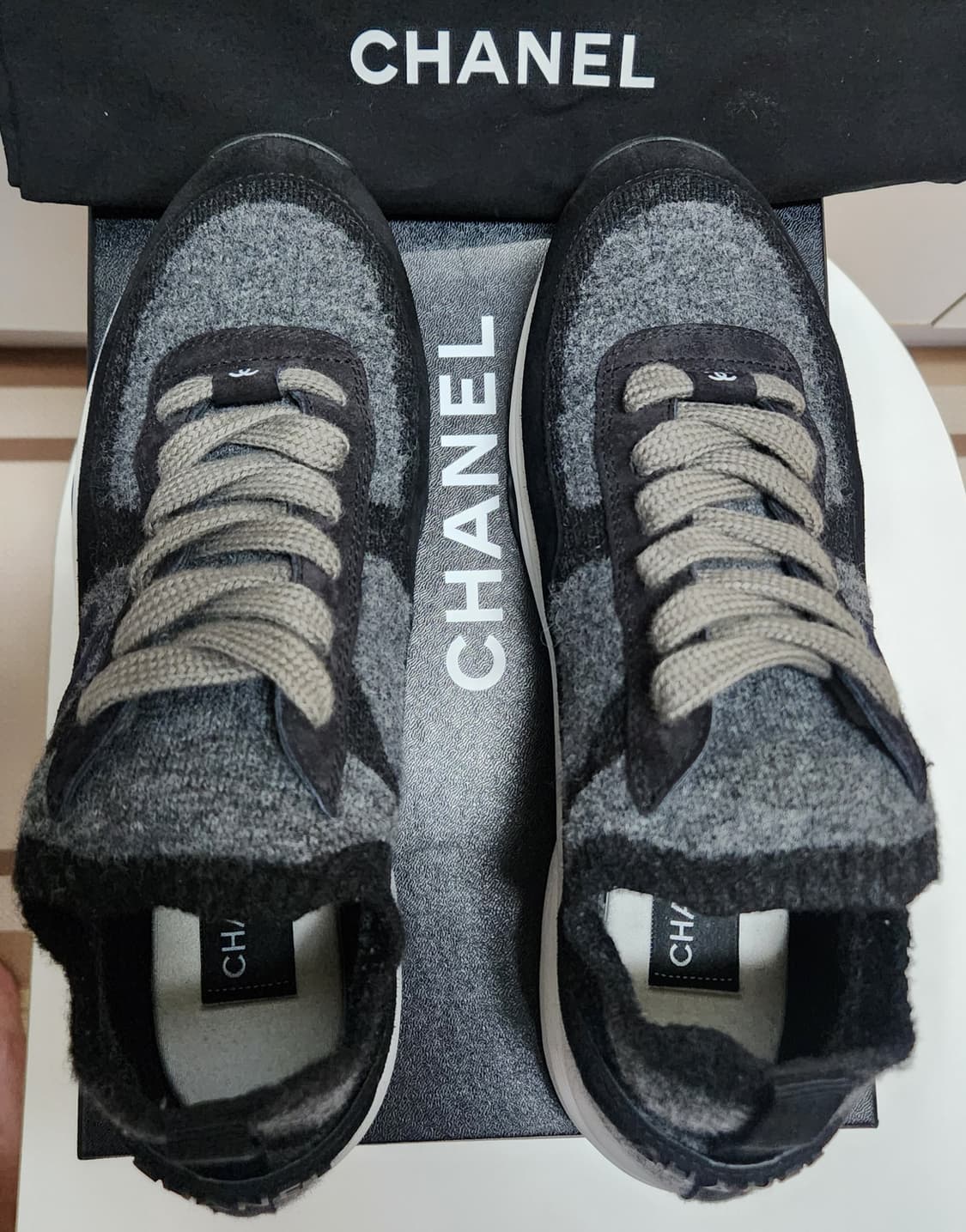 [정품 ) 샤넬 스니커즈 운동화 니트 스웨이드 다크그레이 43 한정판 상품이미지2