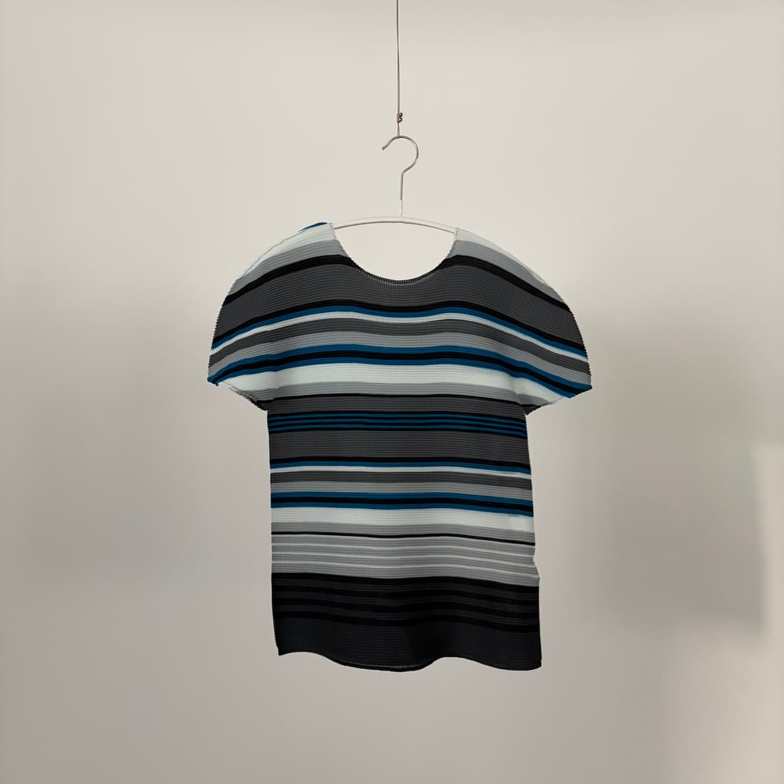 Ripple Stripe Pleated Blouse 상품이미지1