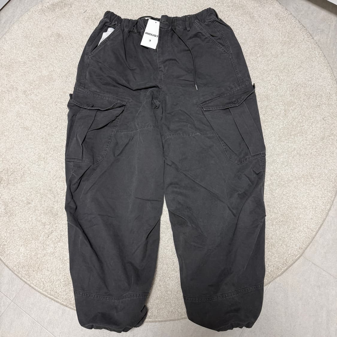 (새제품) 인더스트 워시드 멀티포켓 카고 와이드팬츠 L사이즈 차콜 컬러  상품이미지3