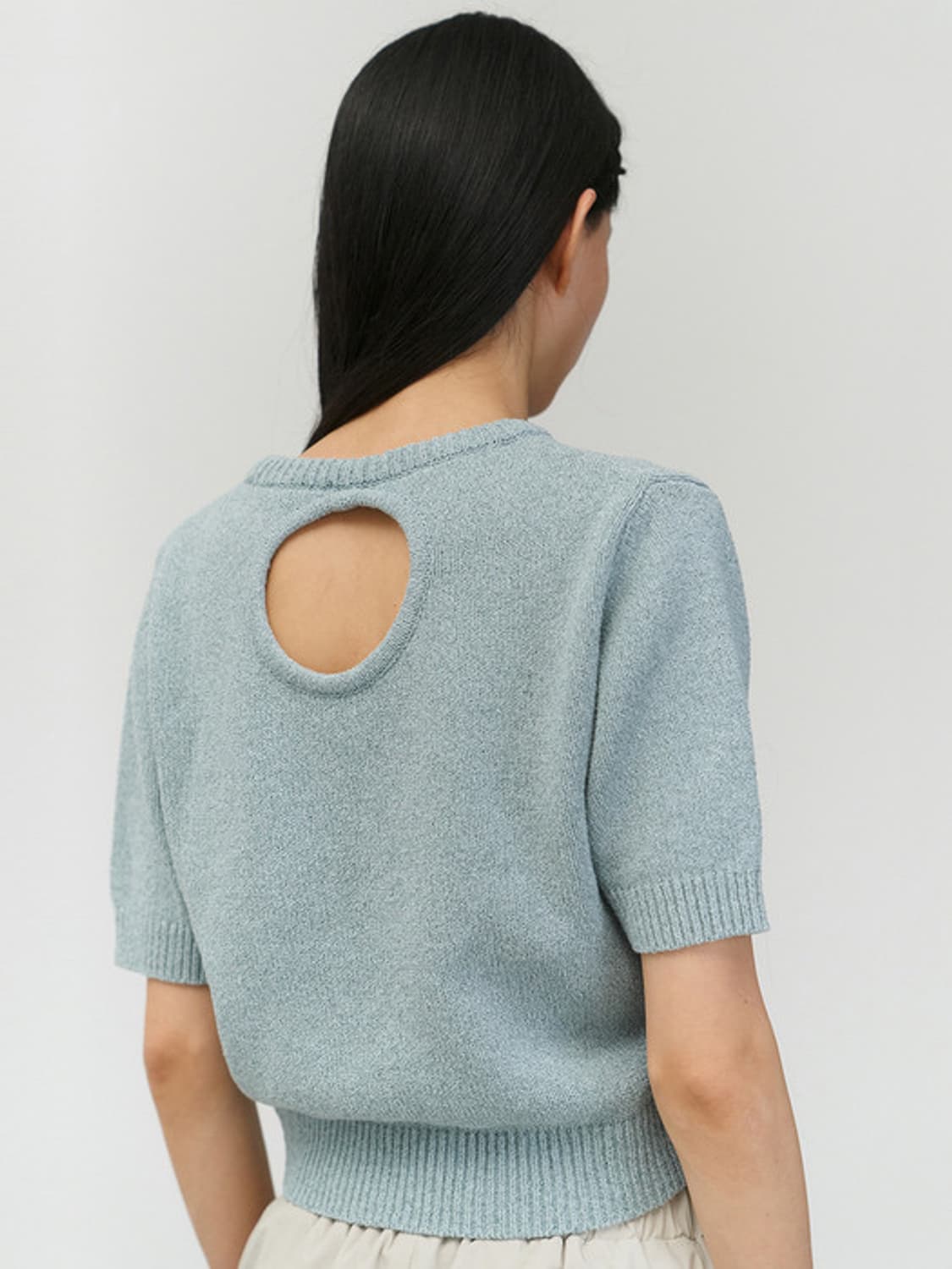 아모멘토 BACK CUT-OUT PULLOVER SKY 상품이미지1
