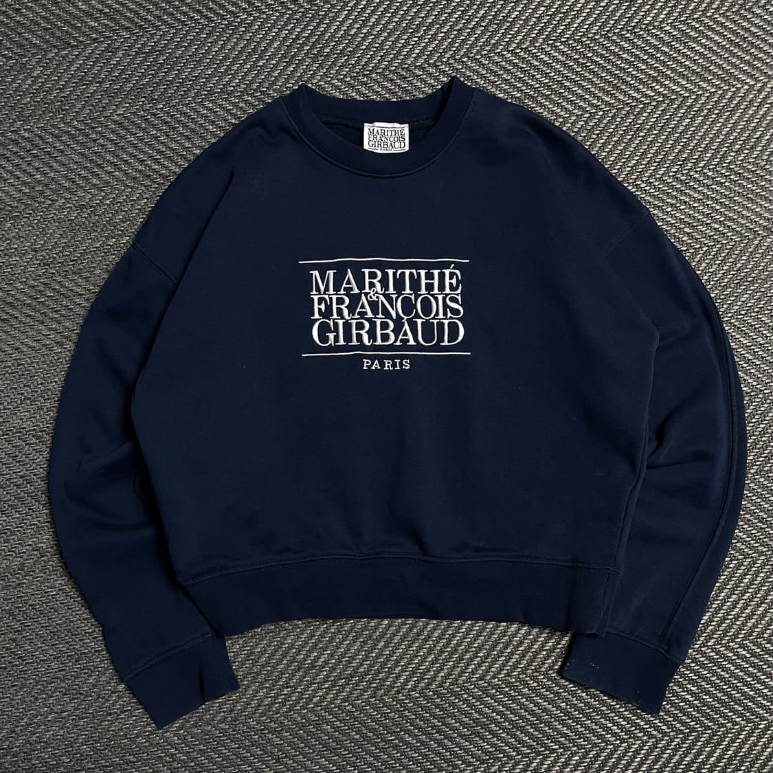 마리떼 프랑소와 저버 자수 빅로고 크롭 맨투맨 네이비y 5133 상품이미지2