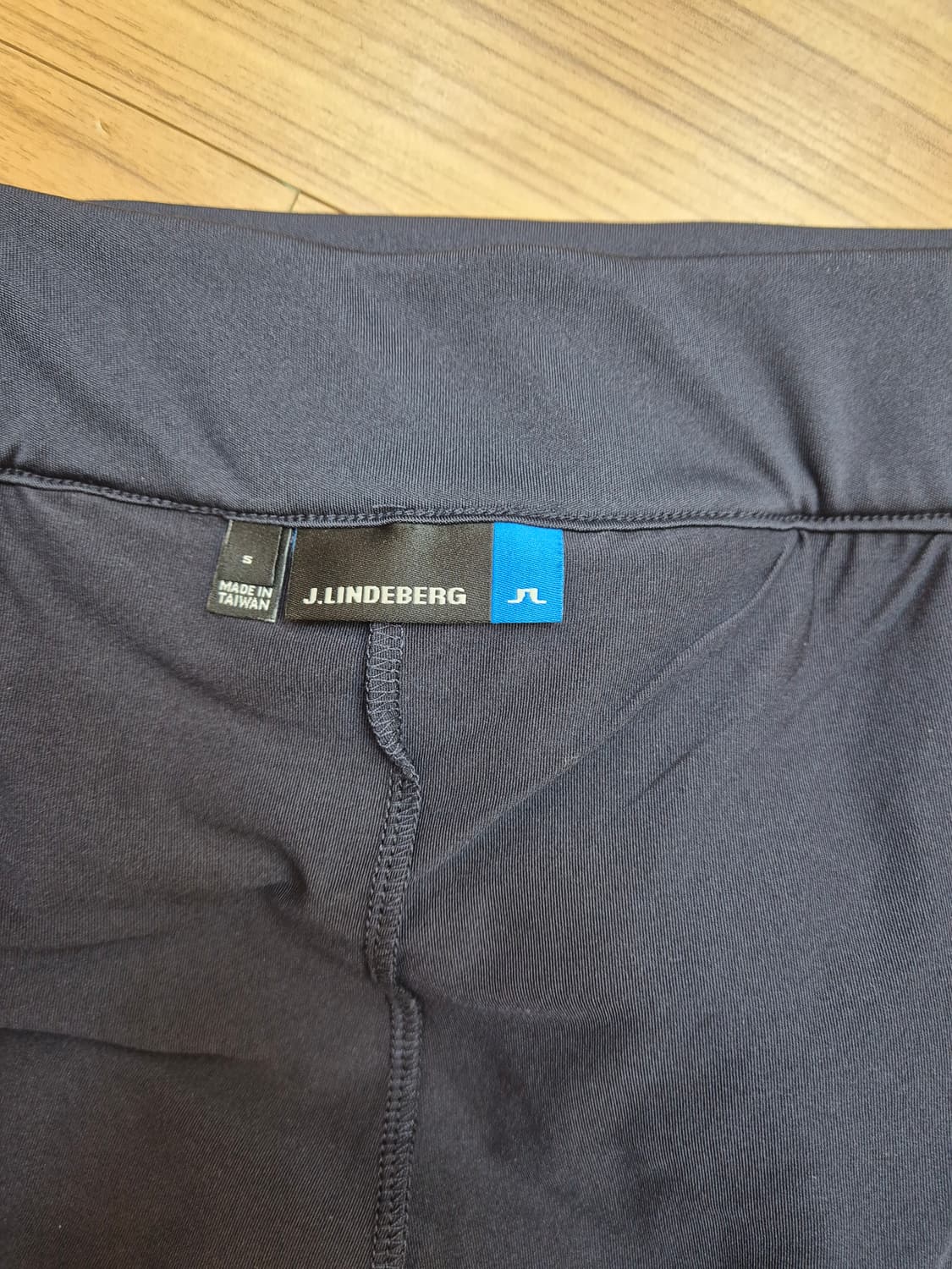 J.Lindeberg 네이비 여성 골프 스커트입니다. 주름이 잡혀있는 디 상품이미지4