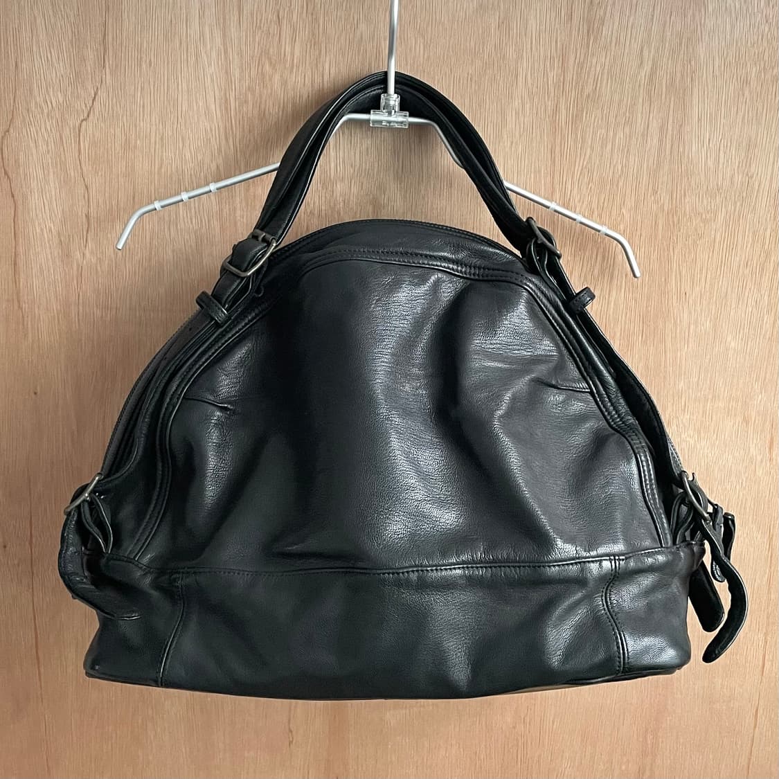 크리스찬포 벨티드 레더 백 상품이미지3