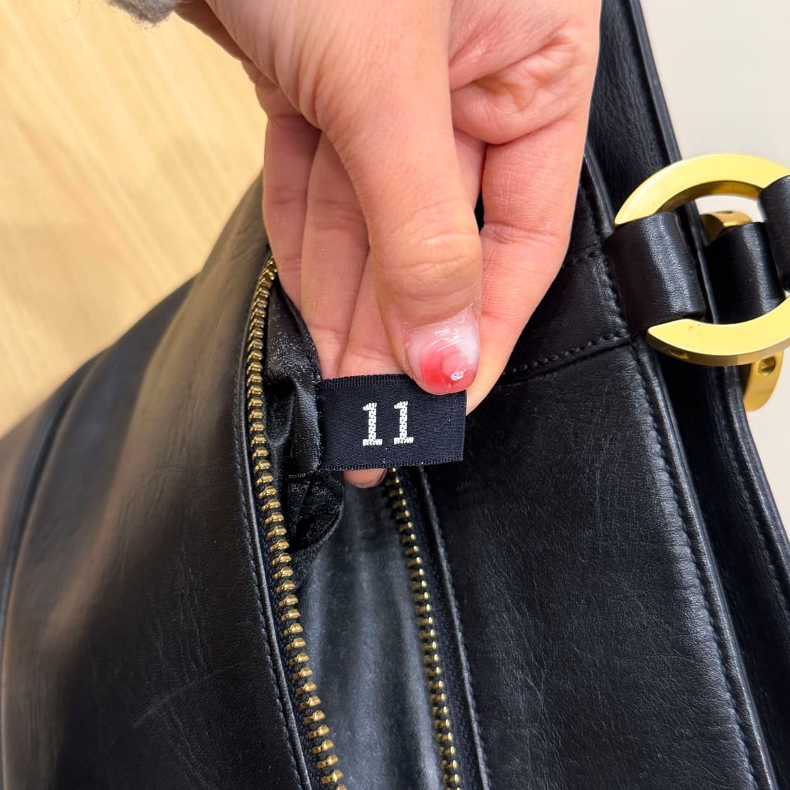 꾸레쥬 레더 토트백 빅 로고 엠보싱 골드 핸들 스트랩 파츠 디테일 블랙 상품이미지8