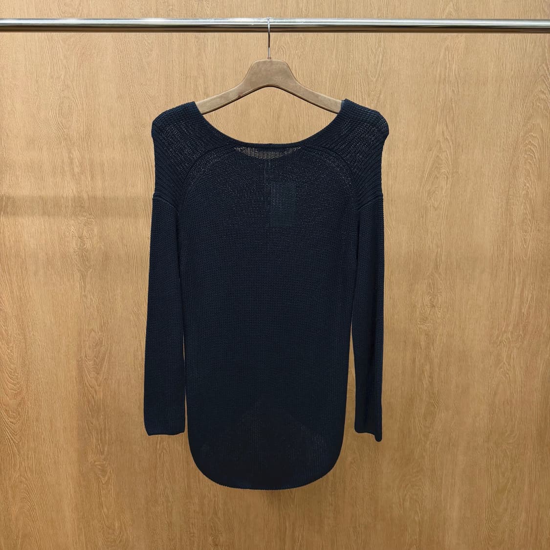 띠어리 럭스 라운드넥 긴팔 니트 하이 로우 밑단 디테일 루즈핏 블랙 상품이미지3